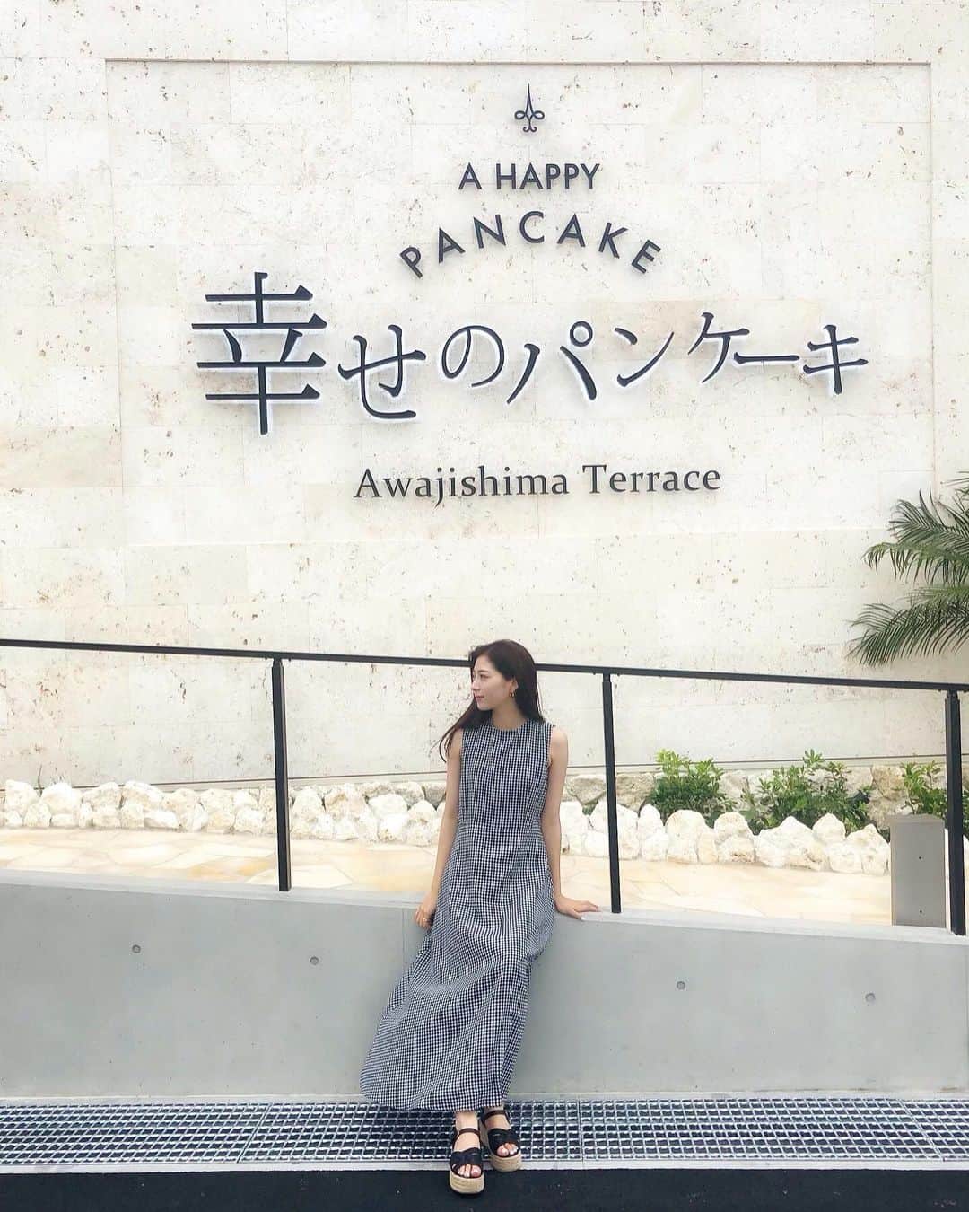 湯浅喬子のインスタグラム：「あの ''幸せのパンケーキ'' が ついに淡路島に♡一足お先に行ってきました。 . プールサイドでランチやスイーツを🍴 トロピカルなドリンクも豊富🍉 . どこの席からも、淡路島の綺麗な海を 眺めることができるオーシャンビューなロケーションが最高🌊 . リゾート気分が味わえて、 夕暮れ時には夕日が沈む絶景を眺めることができるみたいです🥺✨ . 最後の写真は #日焼け対策 。笑 #幸せのパンケーキ  #淡路島  #淡路島カフェ  #淡路島リゾート  #淡路島テラス  #淡路島スイーツ  #淡路島パンケーキ  #ahappypancake  #pancake  #cafe  #パンケーキ巡り  #パンケーキ食べたい  #サンセットロード  #海沿いカフェ  #オーシャンビューカフェ」