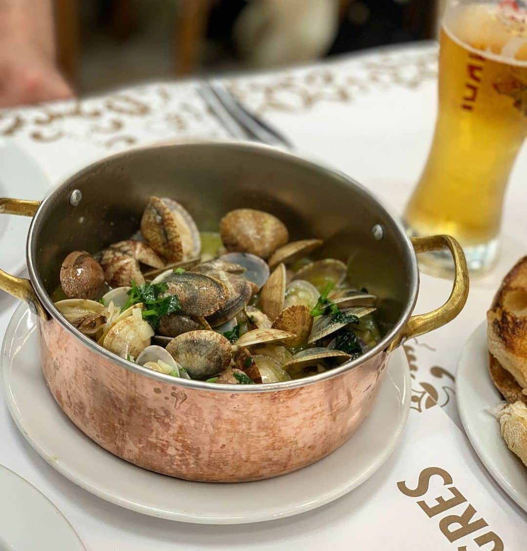DOMINIQUE ANSEL BAKERYさんのインスタグラム写真 - (DOMINIQUE ANSEL BAKERYInstagram)「One last look at the seafood in Lisbon. Covered in generous flecks of sea salt and a whole lot of garlic.」7月6日 22時43分 - dominiqueansel