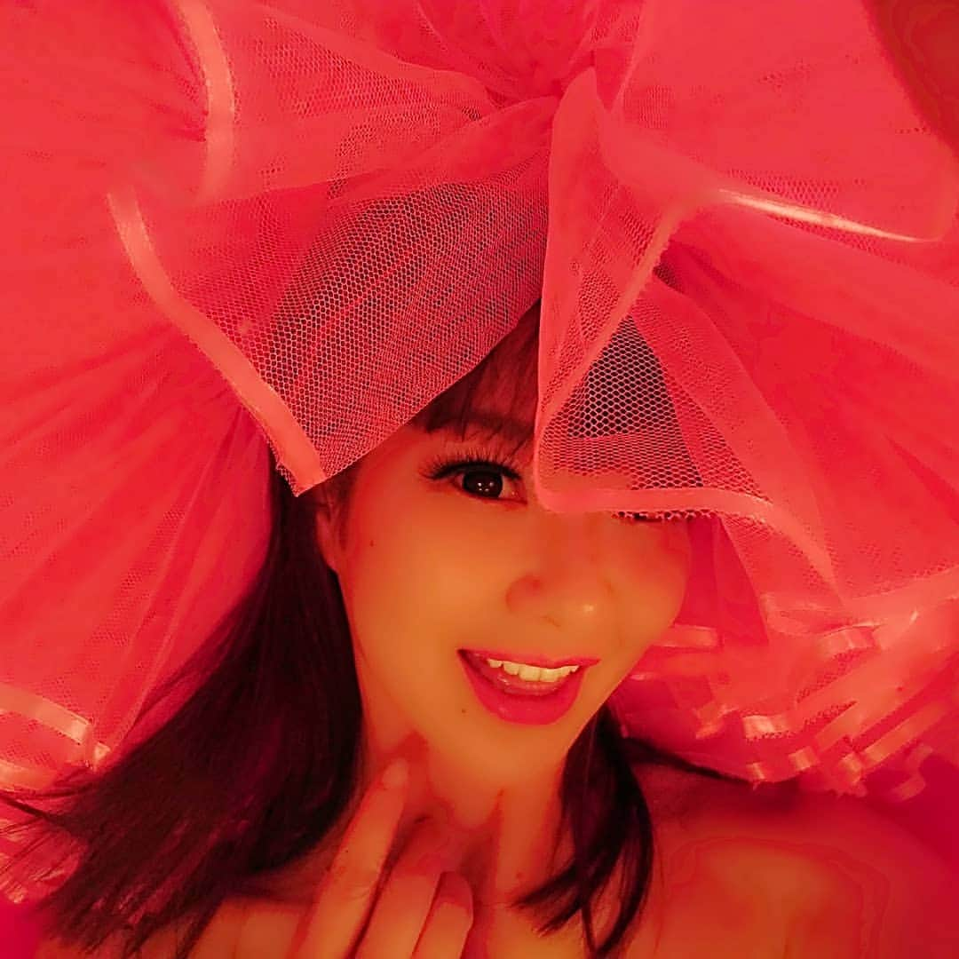 さゆりさんのインスタグラム写真 - (さゆりInstagram)「夜中帰って🌃お衣装脱いだままバタンキュー😅💦🌀パニエの上に寝ちゃってたら🎶かつみさんが なんか芸術的〰️って写真撮ってくれました❗🤣変な夫婦😜  #下は #なんと裸 〰️😅💦 #なので写せませ〰️ん❗😱😱😱 #夜中に何やってんでしょかぁ～😅 #アホ夫婦🤣🤣🤣 #失礼しました〰️😆💦 #かつみさゆり  #さゆり  #吉本坂46 #嫁好きで有難い ‼️🌼🤗🌼」7月6日 22時47分 - katsumisayuri_sayuri