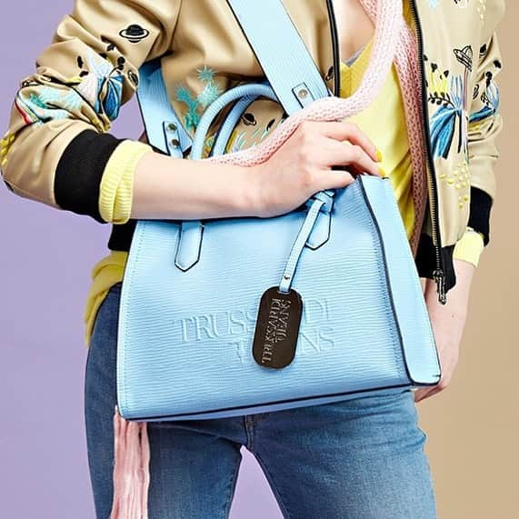 トラサルディさんのインスタグラム写真 - (トラサルディInstagram)「The T-Tote bag, available in medium and large, comes in bold solid colours with the Trussardi Jeans lettering embossed, which adds an urban twist to the bag’s minimalist, geometric design. Shop it now on Trussardi.com  #myTbag #TrussardiJeans」7月6日 22時47分 - trussardi