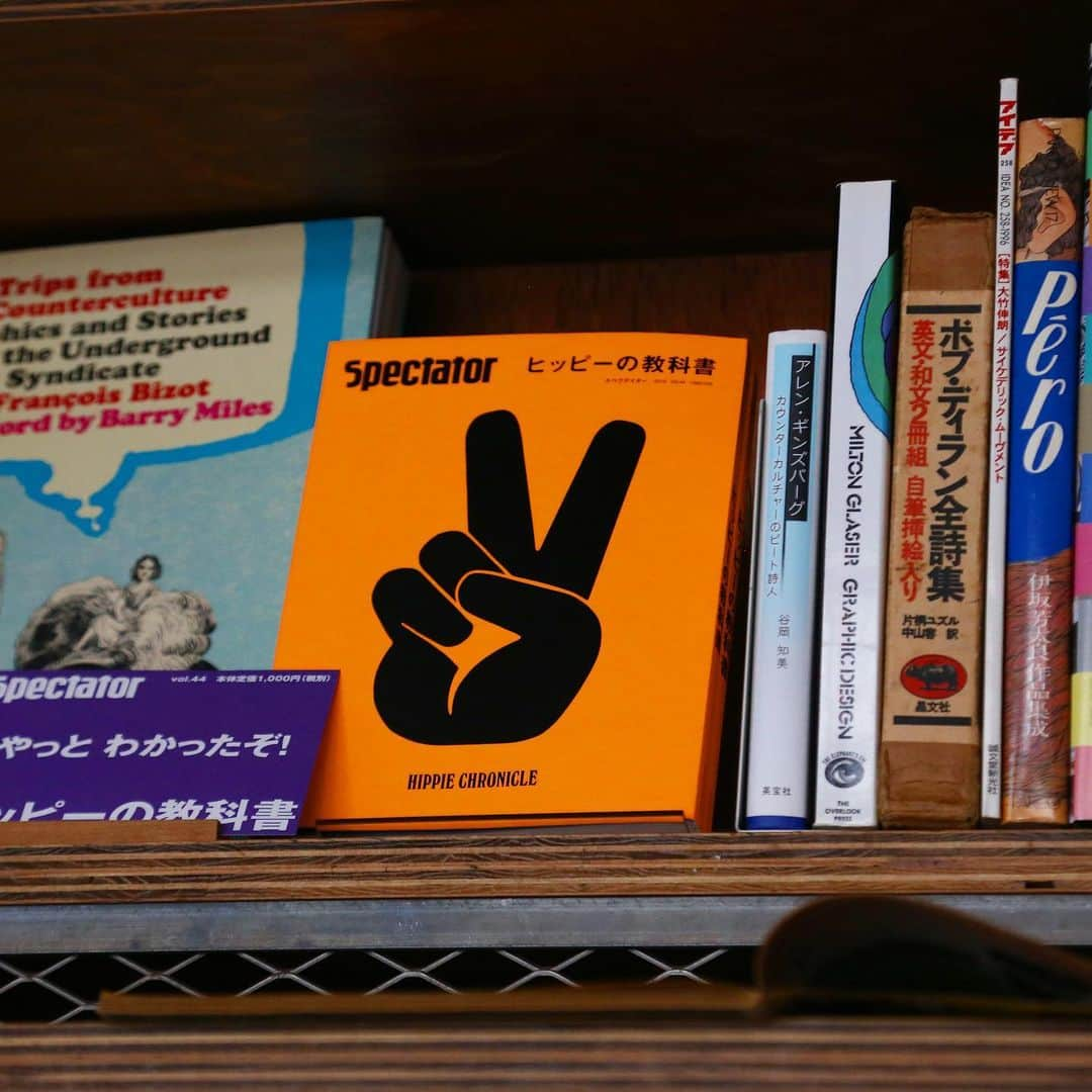 nostos booksさんのインスタグラム写真 - (nostos booksInstagram)「ピース！﻿ スペクテイターの最新号（44号）の表紙が眩しいこちらは、「カウンターカルチャーとデザイン」のコーナーです。﻿ ﻿ 今回のスペクテイターは、ヒッピー特集。オーガニック、エコロジー、ラブ&ピースなど、その後に与えた影響は数あれど、そもそもヒッピーとは一体何であったのか？ヒッピーカルチャーの栄枯盛衰を分かりやすく振り返ります。﻿ ﻿ 60年代の匂いと、その後に続く時代の流れをこちらの棚から感じながらご覧ください。﻿ ﻿ それでは今日も19時まで、お待ちしております。﻿ ﻿ ﻿ #spectator #スペクテイター #ヒッピー #nostosbooks #ノストスブックス #松陰神社前 #松陰神社前駅 #松陰神社商店街 #世田谷線#古本 #古本屋 #古書店 #東京古書店 #古本屋巡り #アート本 #アートブック #デザイン本﻿ #ブックデザイン﻿ ﻿ ﻿」7月6日 13時57分 - nostosbooks