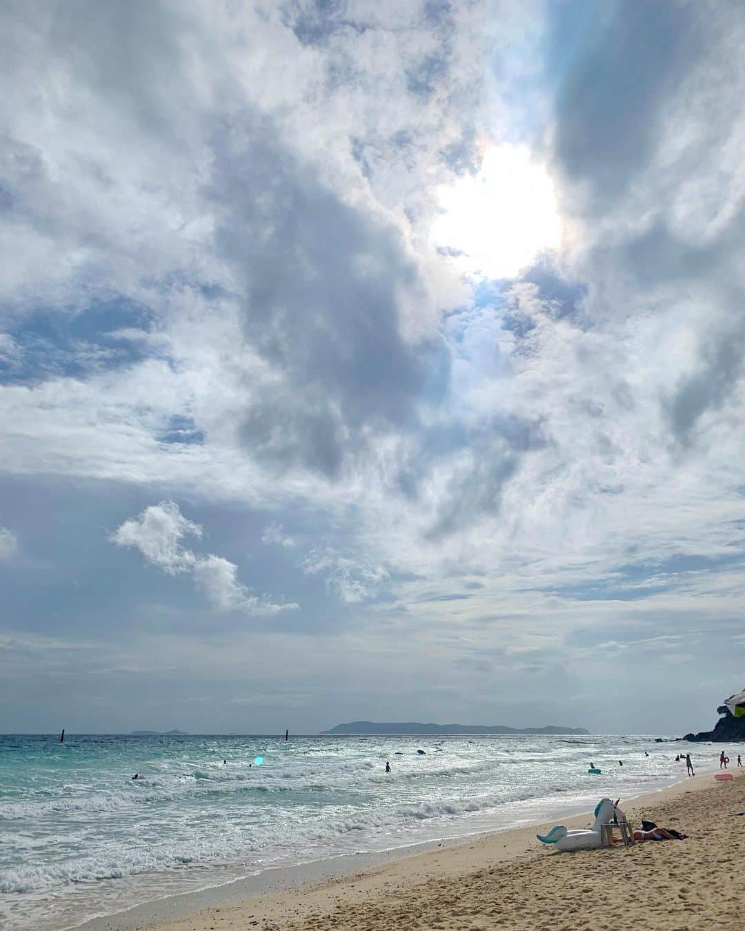 松本未夢さんのインスタグラム写真 - (松本未夢Instagram)「Bye bye Koh Larn 🏝💕✨Thank you . . 今回、1人で行った旅行だったけど、いろんな人に助けてもらって💕海でも何人かの女の子と一緒に遊んで😆🌺全然1人じゃなかった!!!笑 . 世界はみーむーが思っている以上に温かくて優しいし愛でいっぱいだなぁーって感じた🌎❤️✨いろんな経験が出来て嬉しい🥰🙏🏻 . 海の帰りね、小窓G(コモドドラゴンの事😂Live配信の時言い間違えてコマドドラコンっていったの🤣Gは金色だったから💛)に遭遇して、バイクのおじちゃんと叫んで帰りました😂💕それもいい思い出💘 . . . #Mimu #Mimusdiary #trip #myadventure #happy #summer #Thailand #pattaya #samaebeach #beach  #loveandpeace #1人旅 #タイ #旅行 #冒険 #島 #海 #ビーチ」7月6日 13時57分 - miiimuuu_chan