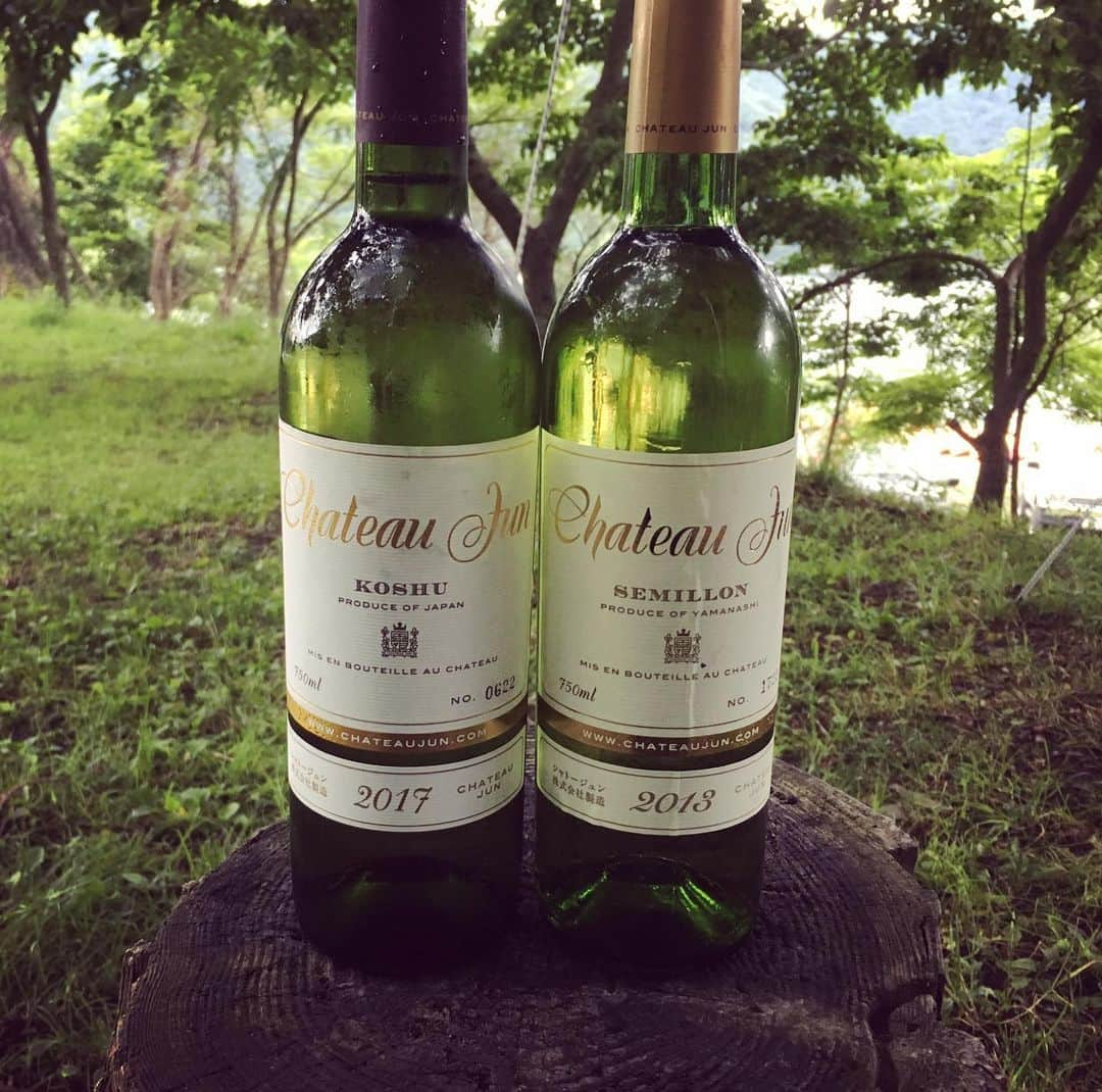 ひぐち君さんのインスタグラム写真 - (ひぐち君Instagram)「今回のキャンプワインはシャトージュン🍷 竹山さんとソロソロキャンプでした。 #シャトージュン #koshu 2017 #semillon 2013 #山梨県 #甲州市 #勝沼町 #camp #キャンプ #日本ワイン 🇯🇵 #japanesewine #vinjaponais  #wine #vin #vino #winetime #winelover #instawine #wineexpert  #キャンプワイン #campwine  #ソロキャンプ #ソロソロキャンプ」7月6日 13時58分 - higehiguchi