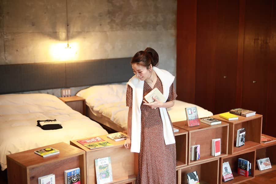 大日方久美子さんのインスタグラム写真 - (大日方久美子Instagram)「・ 雨の週末は箱根 @hakonehonbako に行きたくなる。 ・ 至る所にある選書された本を部屋に篭って読み漁りたい。 ・ ワイン飲みながら、眠たくなったら寝て、部屋の露天風呂入って、また本読んで…。 ・ 本を読むホテルというコンセプトがある @hakonehonbako はふらっと行きたくなる場所。 ・ 先日伺った際、びっくりしたのは ロビーの本屋さんの入口に私のスタイルブック #エレガントから作る大人シンプルスタイル を 置いてくださってくれたこと。  こんなホスピタリティ初めてでした😭❤️🙏🏻 ・ ・ #kumitravelstyle  #hakonehonbako #勝手にrecommend」7月6日 14時01分 - kumi511976