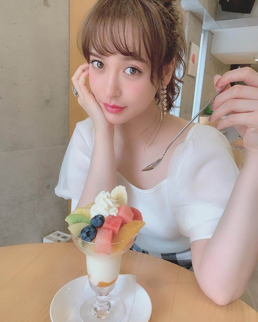 野崎萌香さんのインスタグラム写真 - (野崎萌香Instagram)「パフェ巡り🍑🍒🥝🍍 . . . すいかパフェの中の西瓜アイスがほんとに美味しい🍨🍉 . . .  @andgirl_jp の9月号の撮影でした💖」7月6日 14時14分 - moeka_nozaki