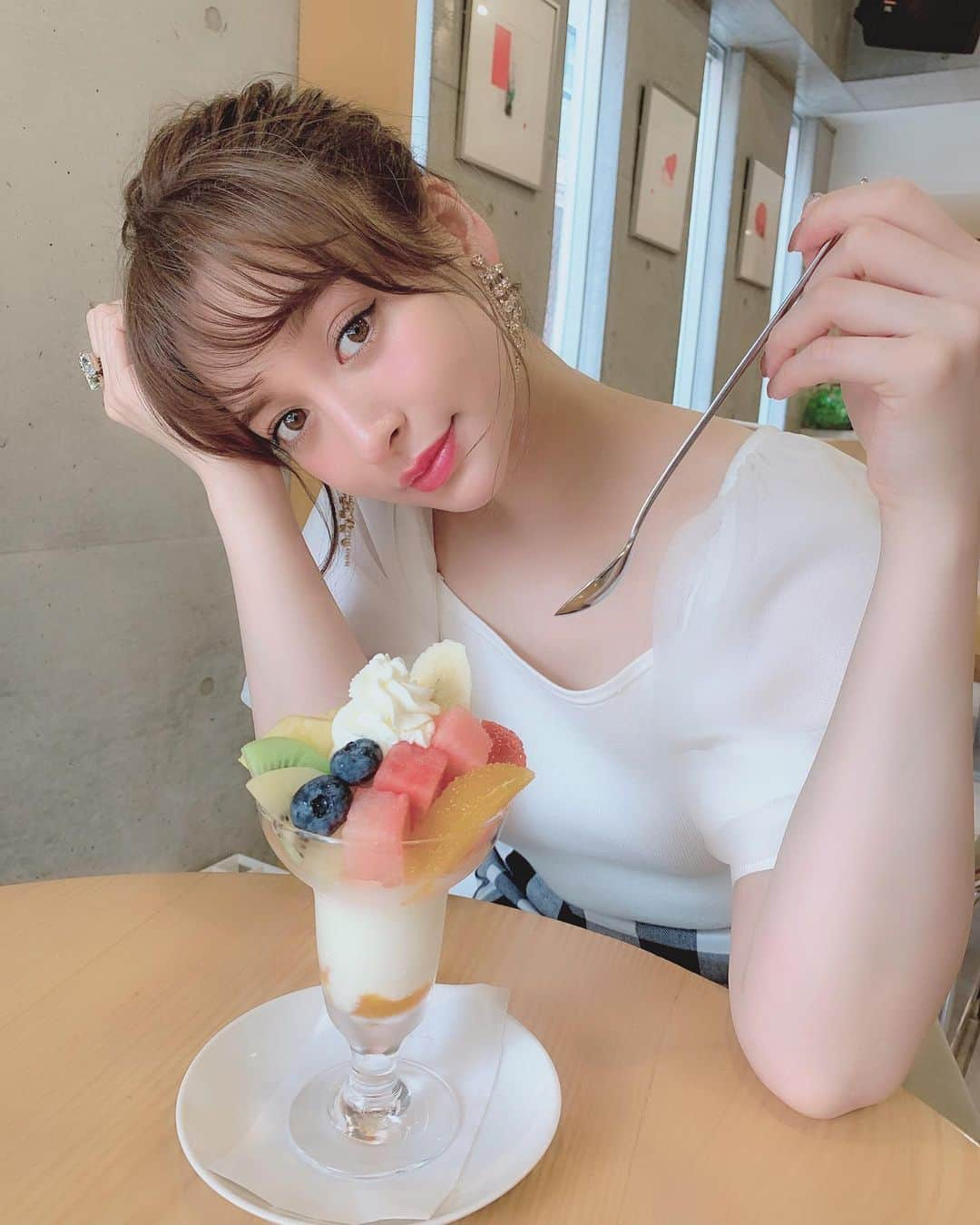 野崎萌香さんのインスタグラム写真 - (野崎萌香Instagram)「パフェ巡り🍑🍒🥝🍍 . . . すいかパフェの中の西瓜アイスがほんとに美味しい🍨🍉 . . .  @andgirl_jp の9月号の撮影でした💖」7月6日 14時14分 - moeka_nozaki