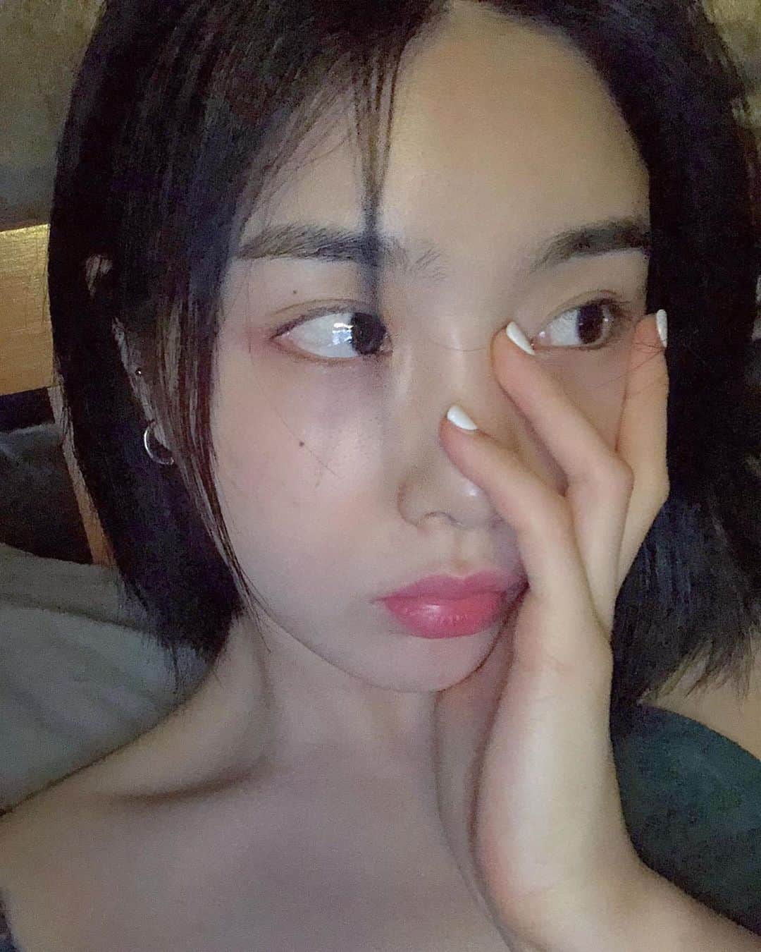 イ・ユナのインスタグラム：「어제 새벽 인스타 라이브 때 . . . . . @u.nalee」