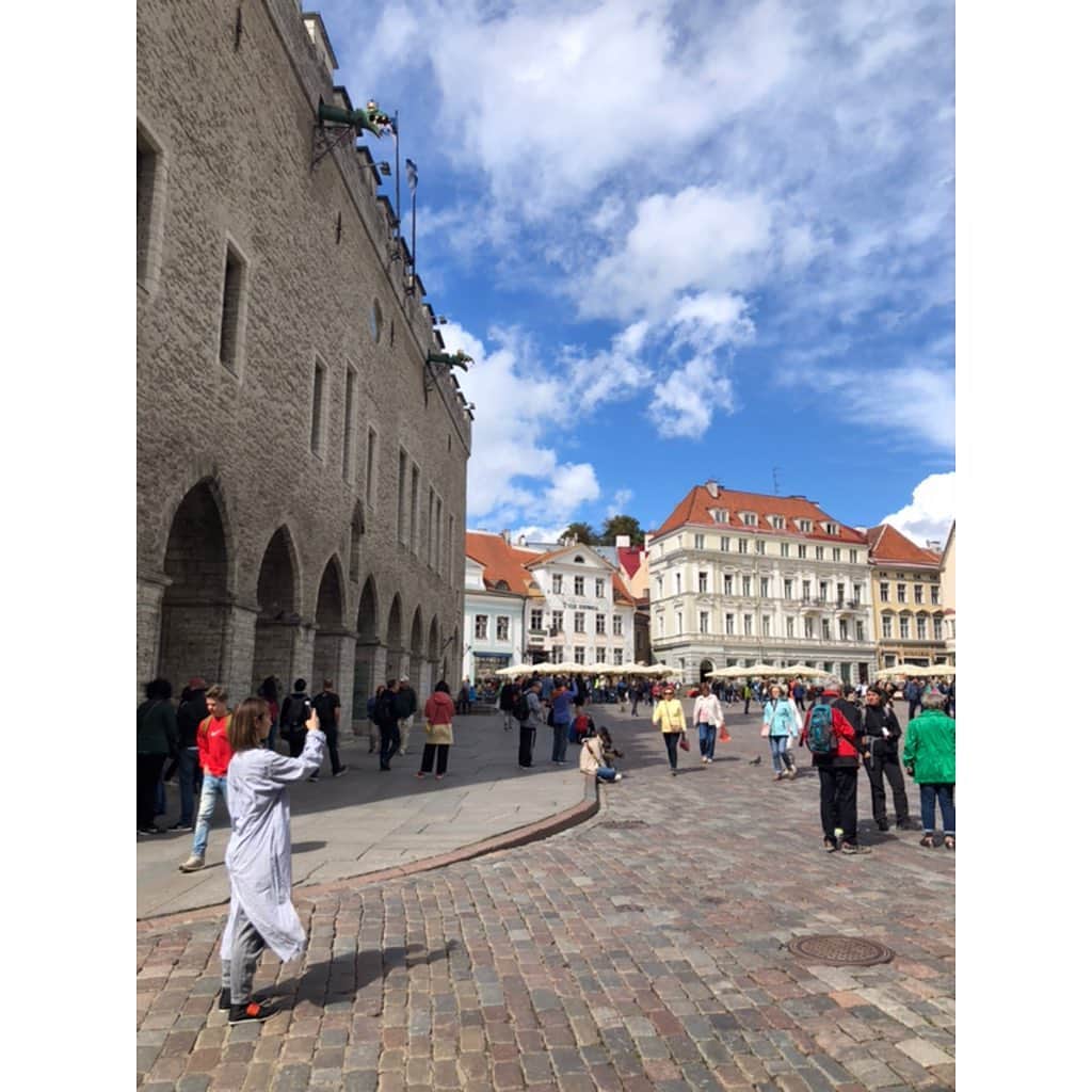 新井麻希さんのインスタグラム写真 - (新井麻希Instagram)「* 3つ目の都市は、エストニアのタリン🇪🇪でした！旧市街全体が世界遺産で小さな街でしたが、観光客で賑わっていて、とてもかわいくて楽しい雰囲気でした💐この後ご飯編続きます😋 * #balticstates  #estonia  #tallinn」7月6日 14時36分 - makiarai58