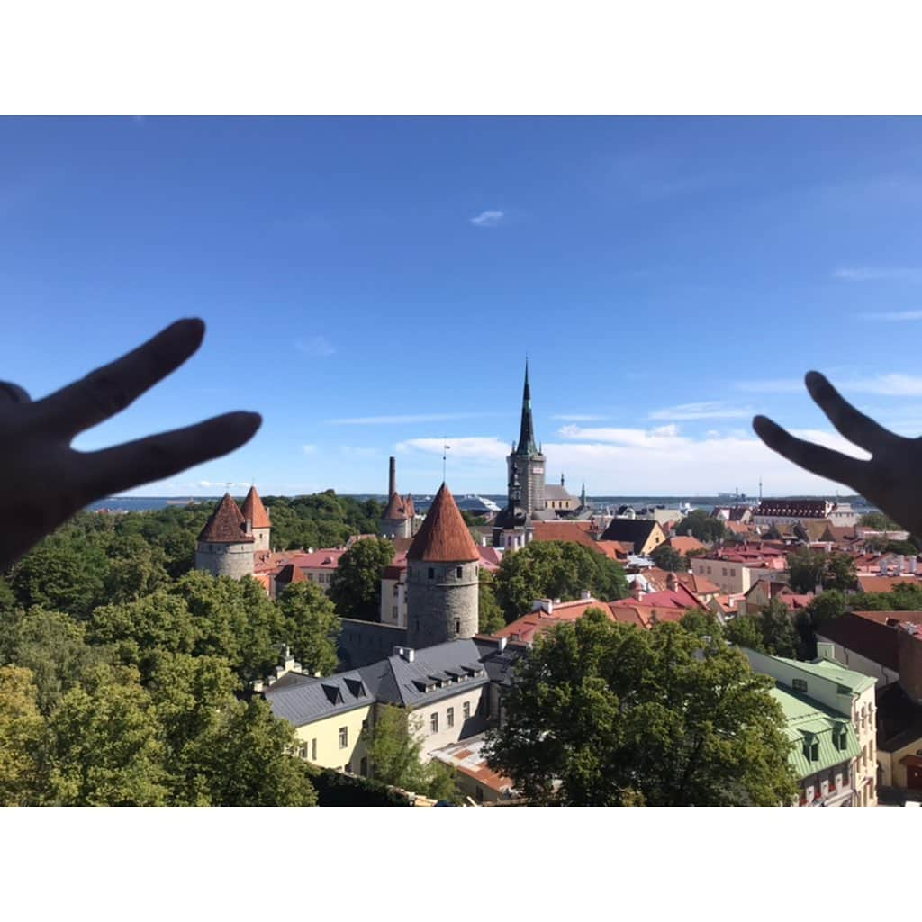 新井麻希さんのインスタグラム写真 - (新井麻希Instagram)「* 3つ目の都市は、エストニアのタリン🇪🇪でした！旧市街全体が世界遺産で小さな街でしたが、観光客で賑わっていて、とてもかわいくて楽しい雰囲気でした💐この後ご飯編続きます😋 * #balticstates  #estonia  #tallinn」7月6日 14時36分 - makiarai58