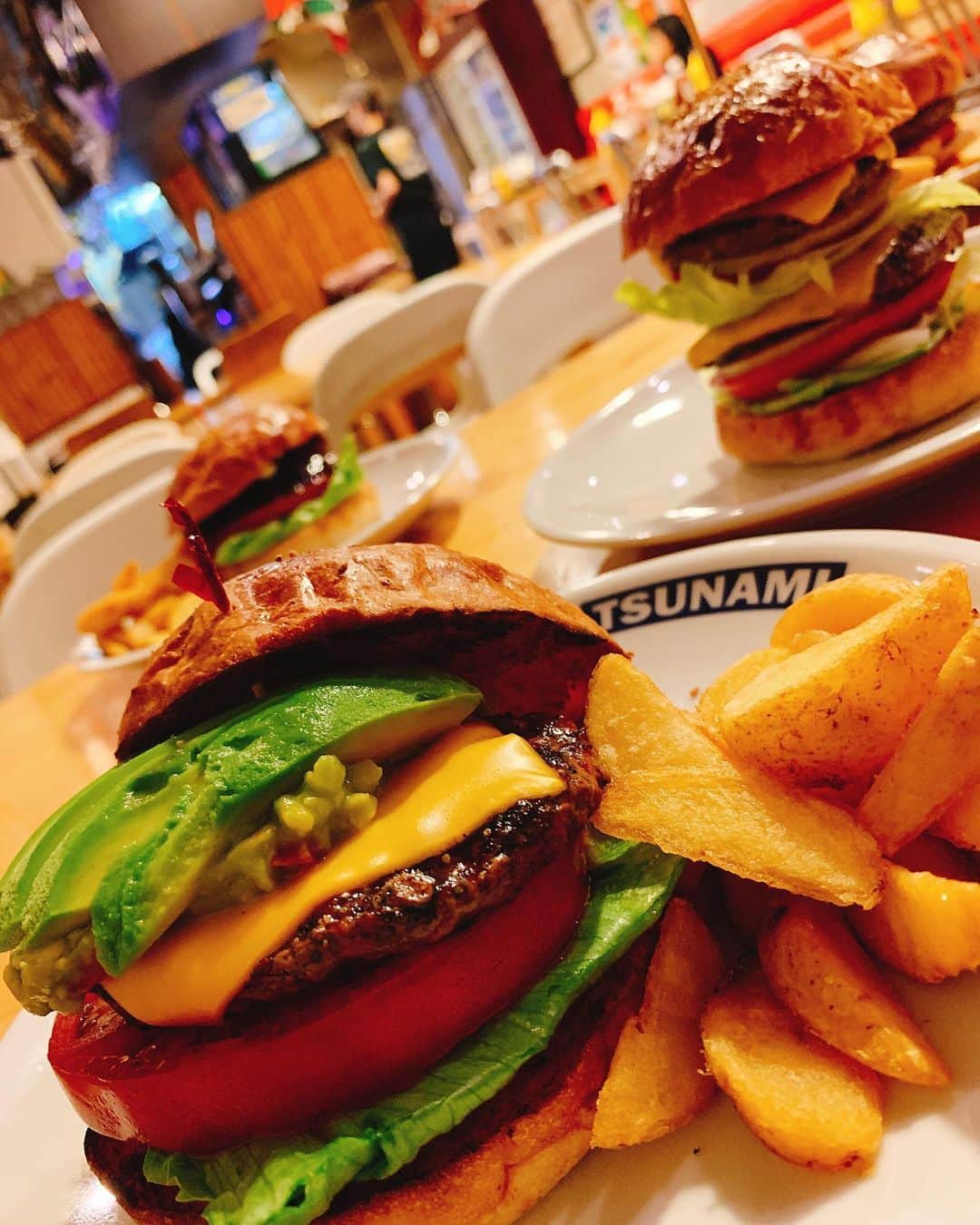 須黒清華のインスタグラム：「取材終わり、みんなで食べたネイビーバーガーもインスタ映え〜🍔✨ ＃wbs #ワールドビジネスサテライト」