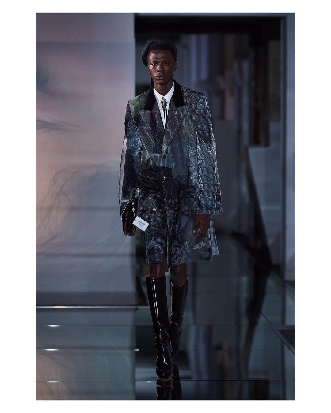 Maison Margielaさんのインスタグラム写真 - (Maison MargielaInstagram)「Printed wool and crin coat with hand-cut holes worn with a white shirt. Black box leather boots and a black felt beret. Look 28 from Artisanal Co-ed Collection AW19 designed by @JGalliano #MaisonMargiela」7月6日 14時39分 - maisonmargiela