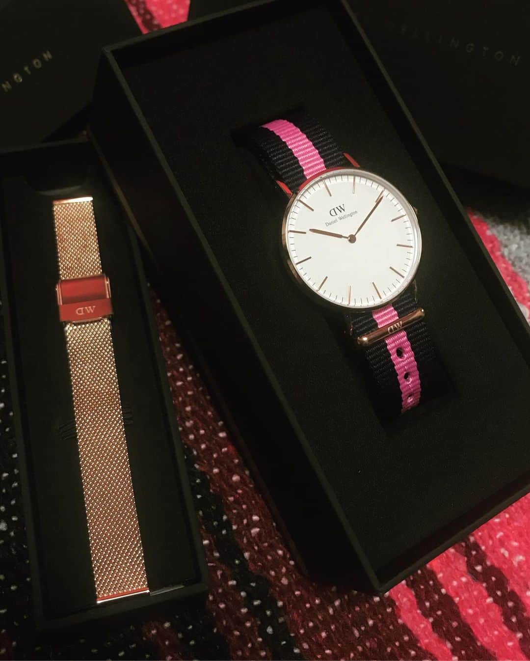 正田美里（みさみさ）さんのインスタグラム写真 - (正田美里（みさみさ）Instagram)「ダニエルウェリントン(@danielwellington )の腕時計。気分によってストラップも変えられるのが良いっ。  先日のイベントは、ピンクとネイビーのストライプにしたよ。手元オシャレって、カナリ気分転換になるし良いね。 ＜腕時計とストラップの購入で20％OFF＞ ＜対象腕時計の購入でストラップ無料＞ ＜15%OFFクーポンコード併用可＞ 15％OFFクーポンコード:upiupi  www.danielwellington.com/jp  #danielwellington #ダニエルウェリントン #PINK #腕時計 #PR」7月6日 14時40分 - misamisaupiupi
