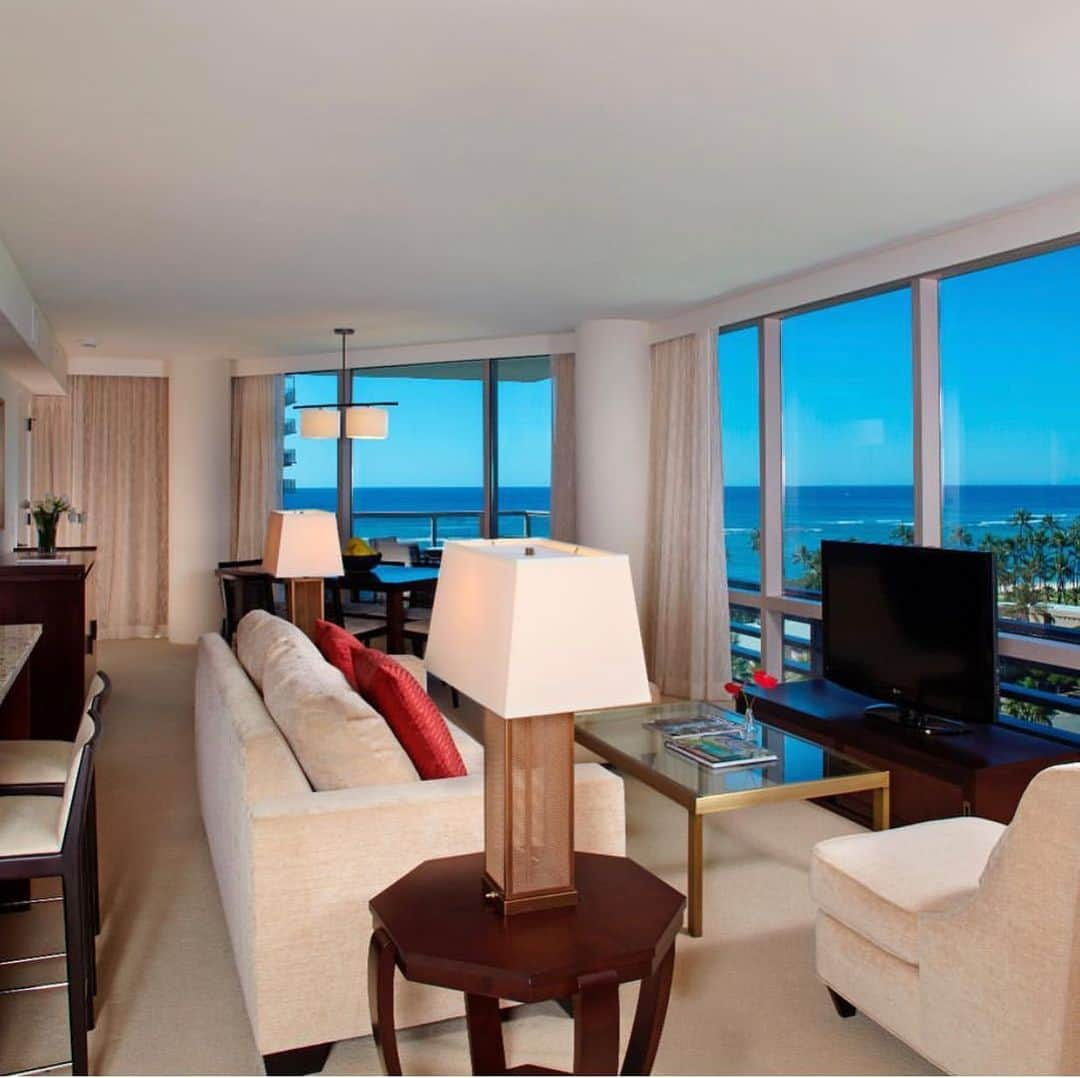 Trump Waikikiさんのインスタグラム写真 - (Trump WaikikiInstagram)「Slip into luxurious comforts of home.  #trumpwaikiki #neversettle  #waikikiescapeoffer #forbescelebrationofferwithresortcreditoffer #ultimatefamilygetawayoffer #luxurytravel  #familytravel #multigenerationaltravel #romancetravel #fivestarhotelhonolulu #fivestarhotelinhonoluluhawaii  トランプ・ワイキキのフルキッチン付きスイートは、お子様とのご旅行にぴったりです。 #トランプワイキキ #ワイキキエスケープ #家族旅行 #ラグジュアリートラベル #5つ星ホテル #ハワイ旅行 #ハワイに暮らすように泊まる」7月6日 14時49分 - trumpwaikiki