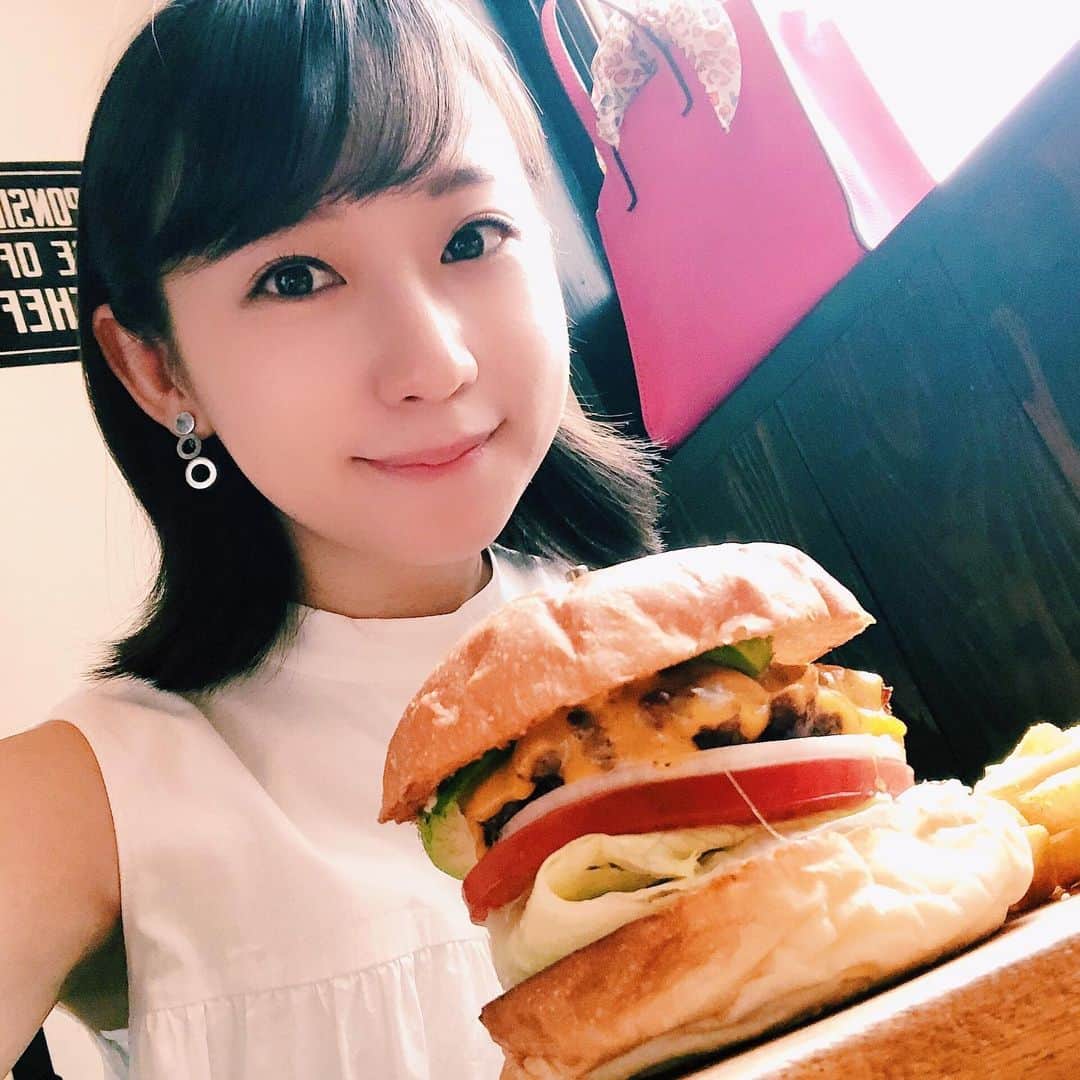 住吉史衣さんのインスタグラム写真 - (住吉史衣Instagram)「. . すっごく美味しくてボリューム満点のハンバーガー🍔😋💕 蔵前「マクレーン」 悩みに悩んだ結果アボカドチーズバーガーに決定🤤🤤❣️ パティがすっごくジューシーで、バンズの内側が焼いてあって少しサクッとカリッとするのが最高でした😆👍 そしてキャベツが畳んであるのが珍しい〜😳😳‼️ . . #蔵前 #ハンバーガー #マクレーン  #McLean #hamburger #avocado #cheese #アボカドチーズバーガー #アボカド #チーズ  #ランチ #お昼ご飯 #ボリューム満点 #ボリューミー  #肉 #肉女子 #肉テロ #肉好き #肉好き女子 #ジャンキー  #食テロ #飯テロ #ふーみん食べ歩き #食べ歩き  #グルメ女子 #niku #instafood #gourmet #住吉史衣 .」7月6日 14時43分 - fumie_0426