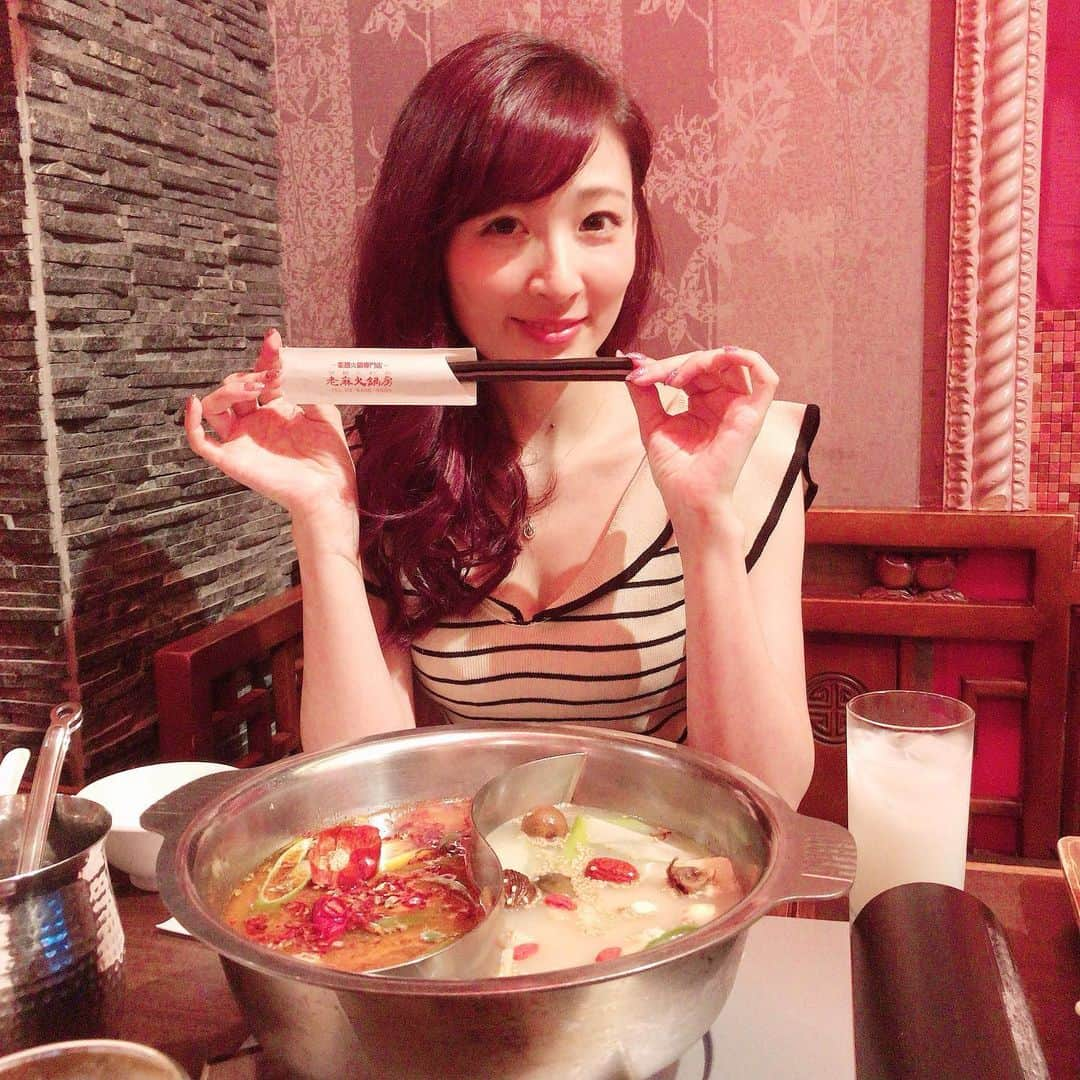 福田朱子さんのインスタグラム写真 - (福田朱子Instagram)「薬膳火鍋専門店🥘🔥 老麻火鍋房さん ₍ ..̮ ₎ ⁽ ˙˙̮ ⁾ . 美味しかった！！✨ . お手軽コースっていう一番ボリューム少ないのにしても、女子2人には少し多いくらいだった！ . . 薬膳火鍋好きなんだけど、数店舗しか行ったことなくて、、、 . 今までで1店舗だけ、 あれ？？？全然美味しくない、、、💔 ってなっちゃったことある。 . しかもその時薬膳火鍋初めて✨って人を連れて行っちゃったもんだから、その人の中での薬膳火鍋はオワテル食べ物になってしまった、、(._.) . . たまたま美味しい店舗にしか行ってないのか、そこだけ全然なお店だったのか、、、 . でもこの老麻火鍋房さんは多分相当正解なお店なんだと思っているよ！！ . 本当に美味しかったし、いつもお母さんと行くお気に入りの店とも似た感じだったもん！ そのお店で女優さんとか見かけたことあるから多分そういうことだよ！！w . . 薬膳火鍋で好きなポイントは、 味が美味しいのももちろんだけど、 大好きなラム肉が基本あること💕🐏 . . . 大学時代のサークルのお友達と行ったんだけど、 気づいたら半年くらい遊んでなかったことが発覚。 . んでその後サークルの先輩とも合流して、飲んで、すしざんまいで〆。 . という、若いのか、大人なのかどっちなのか意見がわかれそうなことを久しぶりにして帰りました。 . . #薬膳火鍋 #火鍋 #渋谷 #円山町 #老麻火鍋房 #美味しい #裏切らない #ラム肉  #店内 #shibuya #老舗 #中華 #chinese #神泉 #japanesegirl #instagood #instafood #instagram #instalike #dinner #healthyfood」7月6日 14時43分 - syuko29