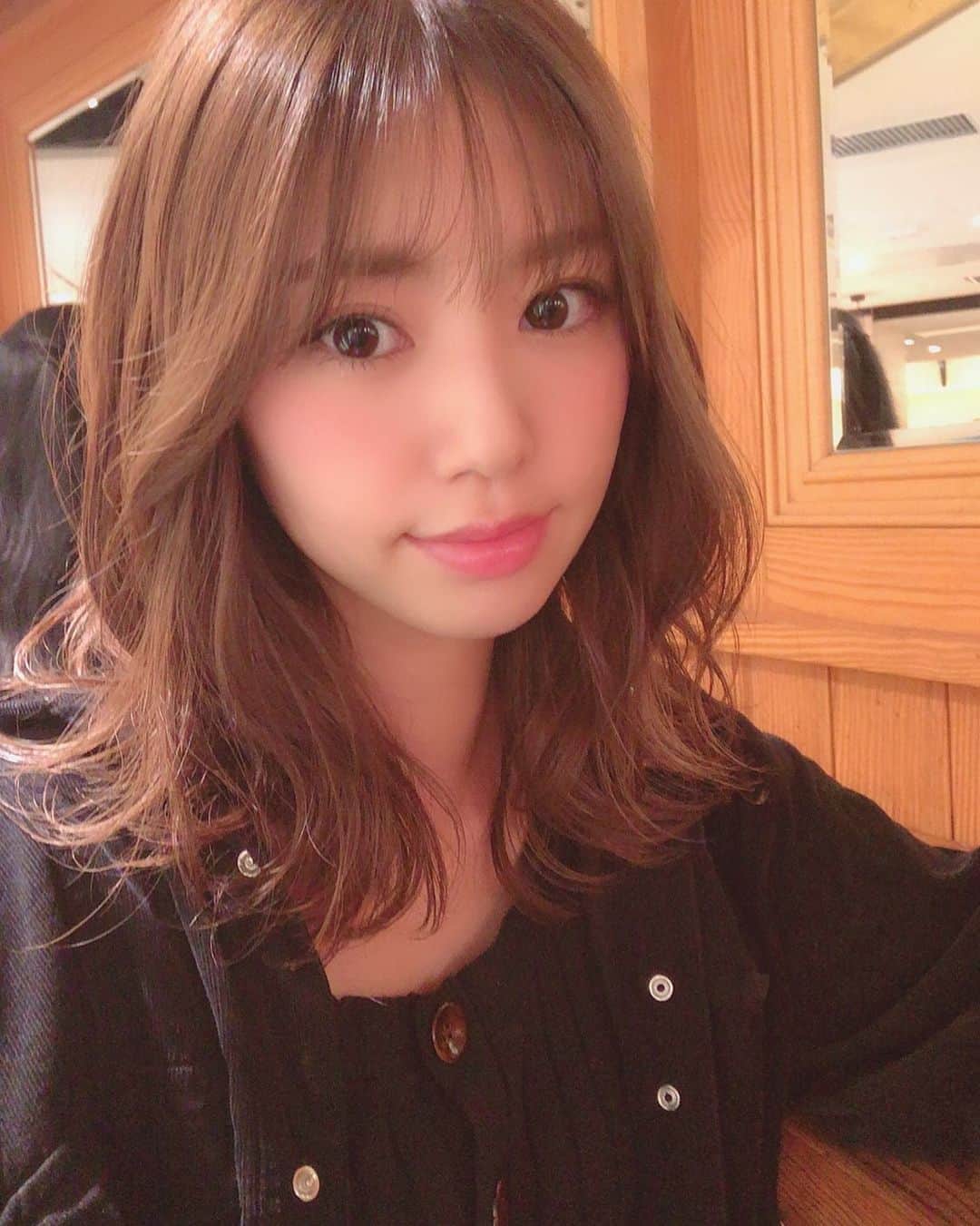 加田穂乃華のインスタグラム：「・ ヘアカラーはいつも @masaruman 💪🏼✨ 私のワガママを聞いてくれて、 でも明るくしすぎてマネージャーさんに怒られない程度のカラーを考えてくれます😂😂 ・ トリートメントも本当いつもありがとうございます😊 仕上げも最高ー👏🏼」