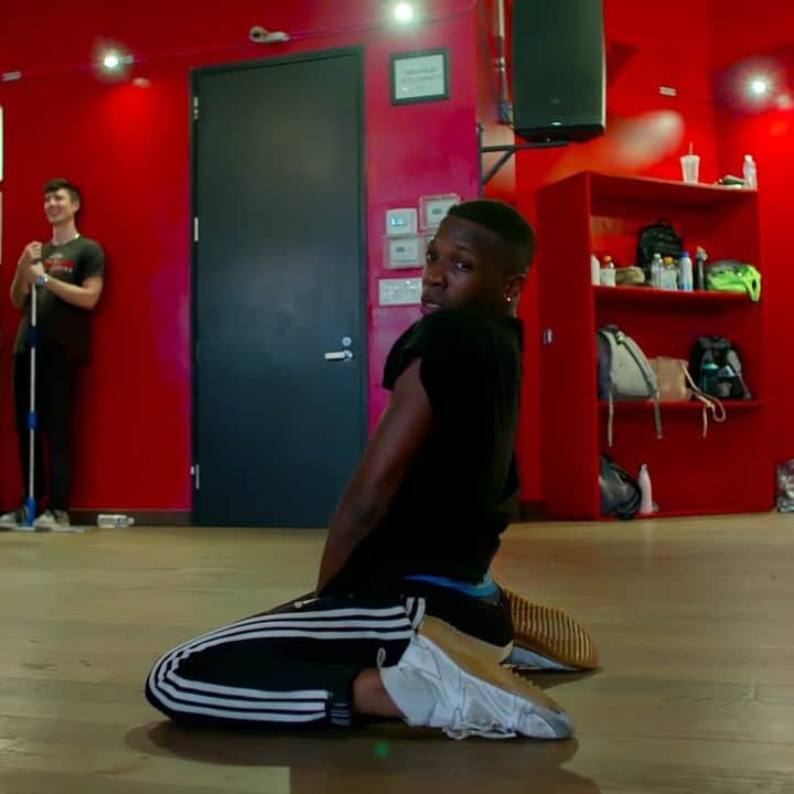 Nika Kljunのインスタグラム：「Mood while being stuck in class during these damn earthquakes! 🌋😬 Hope y’all are safe! . @officialhdwk u better work hun! 🙌🏼👊🏼 Full video in bio 😎 . 🎶 @todrick - #nailshairhipsheels 📷 @mytypolife . #earthquakes #feels #ubettawork #newvideos #youtubevideos Check all the groups at www.youtube.com/nkljun 😘」