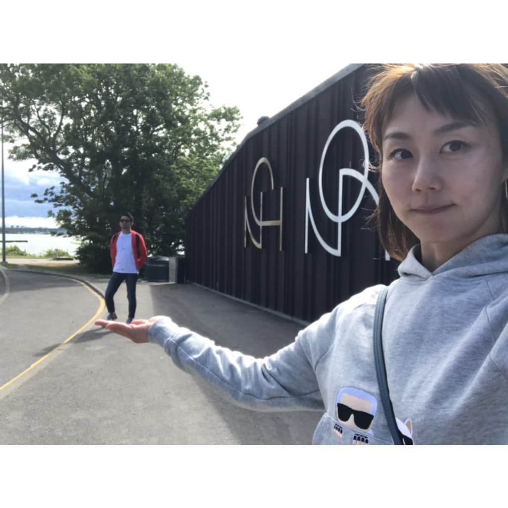 新井麻希さんのインスタグラム写真 - (新井麻希Instagram)「* エストニアの伝統料理は食べなかったのですが、もう一度食べたいと心のそこから思ったレストランが、旧市街から20分ほど車を海岸沿いに走らせたところにあるレストランNOAでした。いつも我々は3プレート以上頼むと、はち切れると自覚していたから、メインを二人でトマトスープとラムのケバブだけにしたことが悔やまれる。デザートで食べたバナナは、500度で14時間も温めるそで、とろけるようなおいしさ😱フュージョン料理で、グリーンカレーも食べてみたかったなぁ。おつまみに出てきたパプリカのフムスも激ウマだった。 * エストニアでのご飯は * The Nautilus ワインもオイスターもステーキ！も絶品。リーズナブルでした。 * NOA Restaurant ランチで行ったのだけど、サンセットも綺麗みたい。 * Tchaikovsky Restaurant ホテルテレグラフ内にあるロシア料理。高めだけど、お肉料理もお魚料理も雰囲気もとっても良かった！😋 * #balticstates #estonia  #tallinn #noarestoran」7月6日 14時51分 - makiarai58