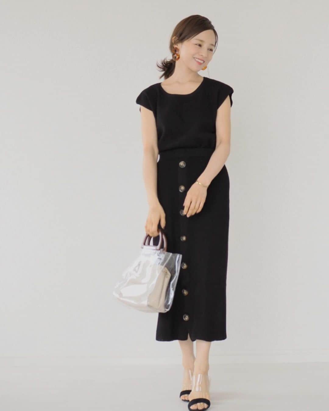 田中亜希子さんのインスタグラム写真 - (田中亜希子Instagram)「気になるセットアップは @fifth_store の#フロントボタンサマーニットアップ  ブラック M サイズです。  ウエストはゴムになっており、小柄でも安心の仕様です。スカートはぴったりすぎずのストレートで、真ん中の飾りボタンがポイントで可愛いです。  黒の細身シルエットは体を小さく見せ、頭を大きく見せるので天敵だと思っていましたが、トップスがゆとりあるシルエットなのでバランスがとれました。  単品使いもしやすいアイテムだと思いました！  全身ブラックなので、#バッグ は涼しく。 @editsheen_store の#ポーチ付ウッドハンドルpvcバッグ 。 しっかりしたポーチがついているので 荷物もすっきり見えます。  #低身長#低身長コーデ#おちびの輪 #おちびコーデ #プチプラ#プチプラコーデ #fifthtl #fifth#フィフス#エディットシーン #editsheen #bag」7月6日 14時56分 - akiico