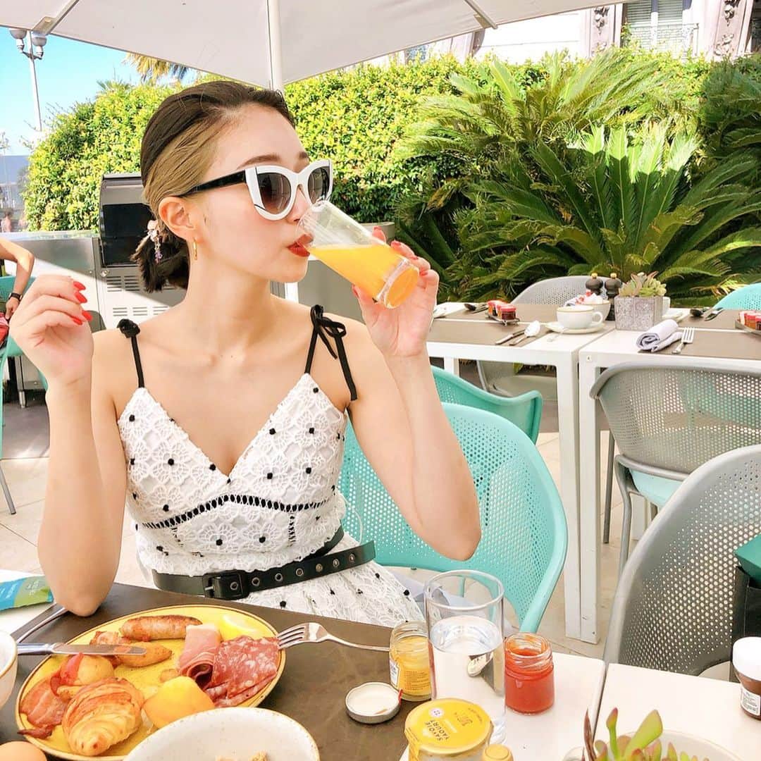 のインスタグラム：「ニースではネグレスコホテルに滞在⛱⛱ 毎朝、海を見ながらモーニング🥰 またここに泊まりたい🤤⛱ ・ ・ #nice#france#cotedazur #🇫🇷#あん旅#morning」