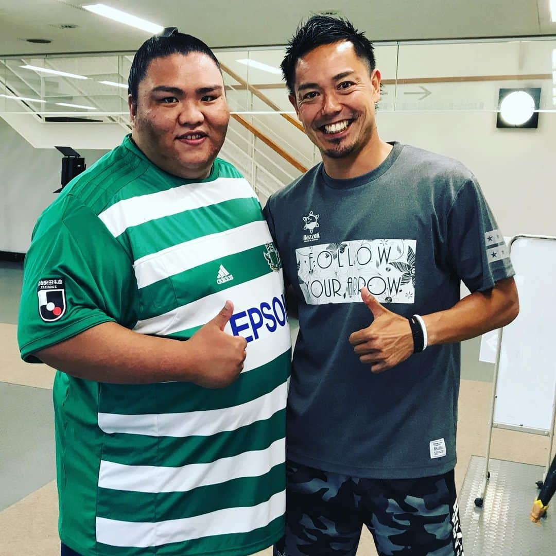 片山真人さんのインスタグラム写真 - (片山真人Instagram)「【ガチャスタグラム 共闘編】  それぞれのリスタート⚽️✋ 名古屋・札幌決戦🔥🔥 #御嶽海 #出羽海部屋 #相撲  #明日名古屋場所初日 #頑張れ御嶽海 #シューズが無事に入って良かった31cm #ナイスシュート #海龍 もやで #名古屋場所連覇を期待 #俺らも明日から後半戦 #負けられない闘い #松本山雅FC #yamaga #onesoul #ガチャ #gacha #片山真人 #共闘 #山雅ファミリー #仲間 #ここから這い上がろう #初心 #俺らならできる #山雅劇場 #razzoli  #BANDEL」7月6日 15時10分 - gachastagram.11