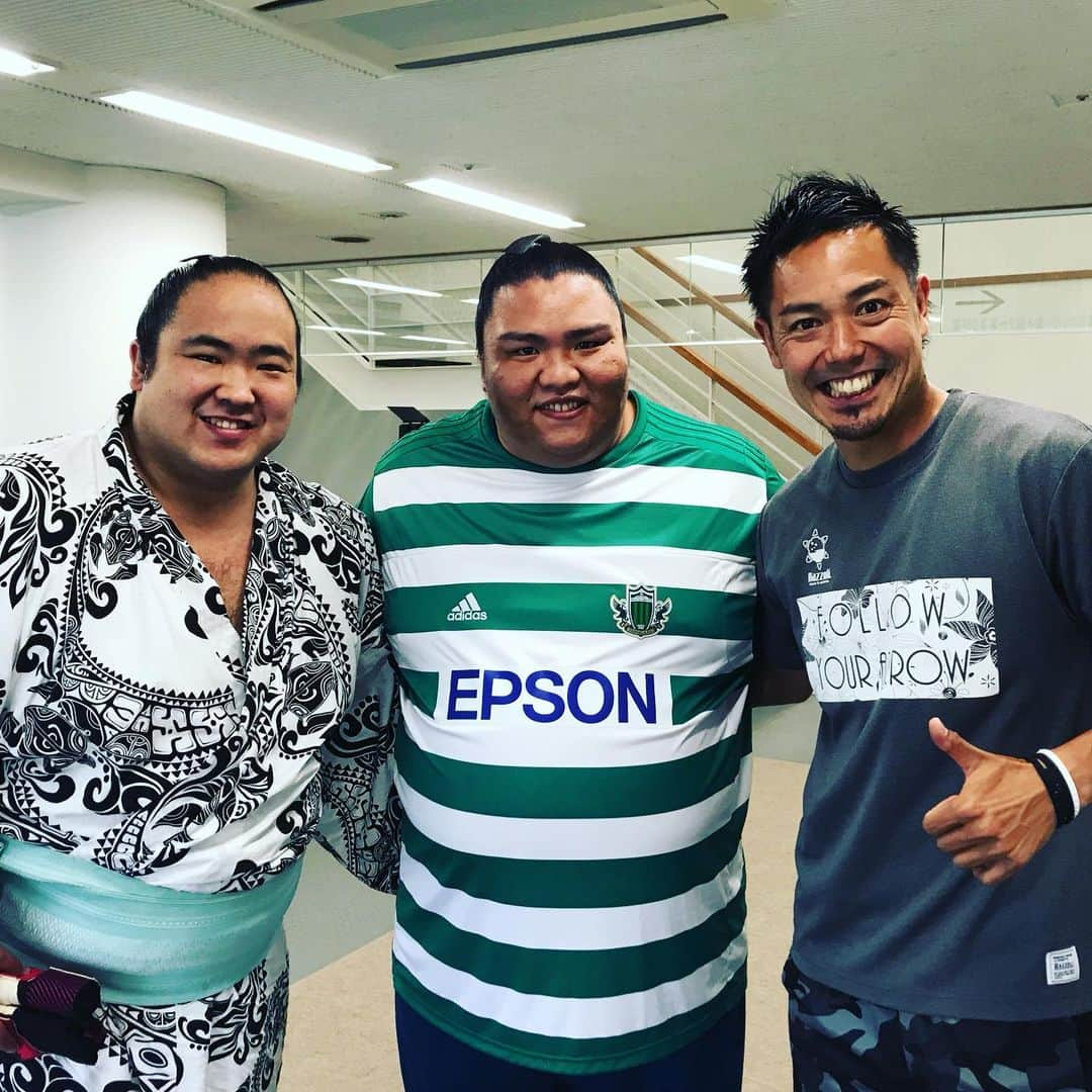 片山真人さんのインスタグラム写真 - (片山真人Instagram)「【ガチャスタグラム 共闘編】  それぞれのリスタート⚽️✋ 名古屋・札幌決戦🔥🔥 #御嶽海 #出羽海部屋 #相撲  #明日名古屋場所初日 #頑張れ御嶽海 #シューズが無事に入って良かった31cm #ナイスシュート #海龍 もやで #名古屋場所連覇を期待 #俺らも明日から後半戦 #負けられない闘い #松本山雅FC #yamaga #onesoul #ガチャ #gacha #片山真人 #共闘 #山雅ファミリー #仲間 #ここから這い上がろう #初心 #俺らならできる #山雅劇場 #razzoli  #BANDEL」7月6日 15時10分 - gachastagram.11