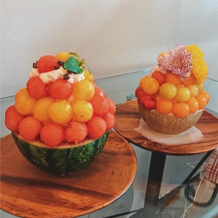 MOVE / ムーブさんのインスタグラム写真 - (MOVE / ムーブInstagram)「❁ ﻿﻿ ┈┈┈┈┈┈┈┈┈┈┈┈┈┈┈﻿﻿ ﻿﻿ 浅草にある、『よろず茶屋444』﻿ かき氷が美味しくて大人気のお店なんです❤︎﻿ ﻿ 中でもフルーツがたっぷりのかき氷が﻿ 夏の大人気メニュー🍈💕﻿ ﻿ てんこ盛りのフルーツは﻿ 思わず写真を撮りたくなりますね！﻿ ﻿ 行列ができるかき氷屋さん。﻿ 予約も取れるので、ぜひチェックしてみてね✨﻿ ﻿ 住所	:東京都台東区浅草4-4-4　1F﻿ 営業時間(7月〜9月) 11:00 ～ 18:00﻿ ラストオーダー17:00﻿ 定休日:月曜日　※月曜日が祝祭日の場合は翌日﻿ 電話番号:03-5808-9408﻿ ﻿  photoby﻿﻿ ‪‪❤︎‬ @yui__410 ❤︎ @rie_tabi ﻿﻿ MiLKではみなさんからのお写真を募集しています♥﻿﻿﻿﻿﻿ @milk_magazine_﻿﻿ をタグ付けして投稿してね♥﻿﻿﻿﻿ ﻿﻿ ┈┈┈┈┈┈┈┈┈┈┈┈┈┈┈﻿﻿ @milk_web #milk_magazine﻿﻿﻿﻿ #milkmagazine  #浅草カフェ #浅草カフェ巡り#浅草カフェめぐり #浅草食べ歩き #浅草グルメ #かき氷巡り #浅草かき氷 #かき氷 #フルーツかき氷 #よろず茶屋444 #よろず茶屋 #フォトジェニックスイーツ #フォトジェニックカフェ」7月6日 15時10分 - milkmag_official