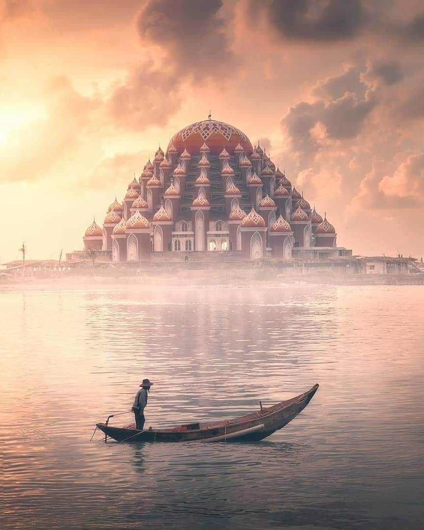 Discover Earthさんのインスタグラム写真 - (Discover EarthInstagram)「Located in the Center Point of Indonesia, the 99 Domes Mosque is an architectural masterpiece ! 🕌🇮🇩 Share this with someone who will love this beautiful shot ! — 📍#DiscoverIndonesia — 📸 Photo by @cokdesmara」7月6日 15時11分 - discoverearth