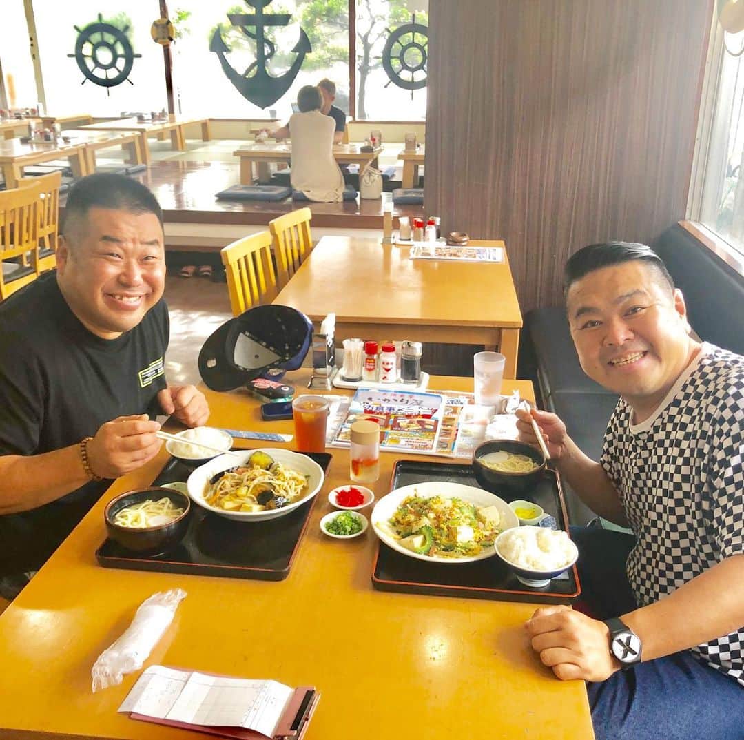 大地洋輔のインスタグラム：「沖縄でプラス・マイナスの岩橋くんと2人飯😊  7月6日、7月7日と沖縄花月でダイノジ出てますー！  お誘い合わせの上皆さんでお越しくださいー😊😊 #ダイノジ大地 #プラスマイナス岩橋 #沖縄花月 #ゴーヤチャンプルー」