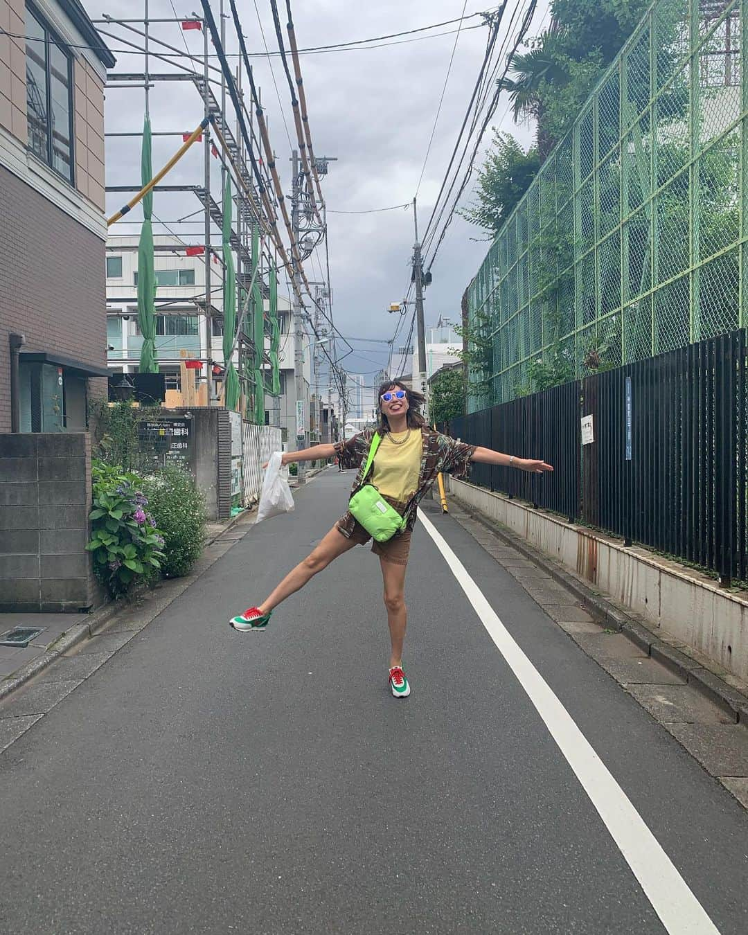 佐田真由美さんのインスタグラム写真 - (佐田真由美Instagram)「今日めちゃくちゃ天気良いね👍って言ったら家族に笑われた… シャツ @wackomaria_guiltyparties  黄色タンクトップと半ズボン @rhcronhermanjp  スニーカー @niketokyo  @undercover_lab  カバン @maisonmargiela サングラス @supremenewyork  ゴーストバスターズのツナギが入ったビニール袋 @longbeach_tokyo」7月6日 15時18分 - sadamayumi