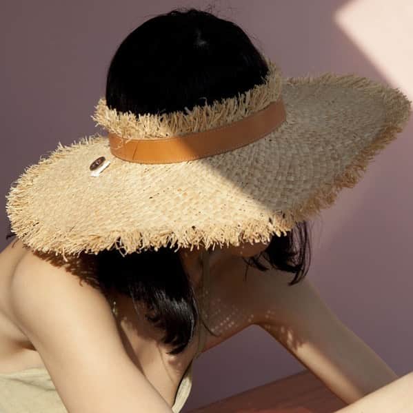 ロサモサさんのインスタグラム写真 - (ロサモサInstagram)「the sun shaped circle hat with a leather strap is so unique ~ -15% presale on till July 9th, code: RMLOVE15 at check out ~ link in bio ~ #hat #hatlove #summerhat #sunshades #rosamosa #vienna #madeinvienna #muehlbauer」7月6日 15時19分 - rosamosavienna