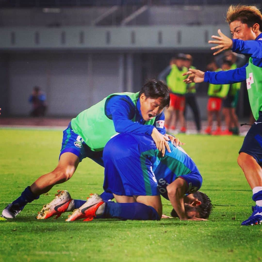 徳島ヴォルティスさんのインスタグラム写真 - (徳島ヴォルティスInstagram)「#天皇杯 5人目のキッカー #ウリンボエフ 選手がしっかり決めて勝利🏆 この日はベンチからチームを見守った #岩尾憲 選手も、勝利が確定した瞬間ピッチへ走り込み仲間たちをねぎらいました👏✨ #永井堅梧 選手は喜びの舞？！ 3年ぶりの得点、初のPK戦という #佐藤晃大 選手🌟 チームが一つなった #天皇杯 2回戦でした🤝💫 明日もみんなで共にアツく戦いましょう⚽️‼️ #徳島ヴォルティス #vortis #wearevortis #ヴォルスタグラム  #徳島県 #Jリーグ #サッカー #吉野川市民デー #ナイターゲーム」7月6日 15時21分 - tokushima_vortis