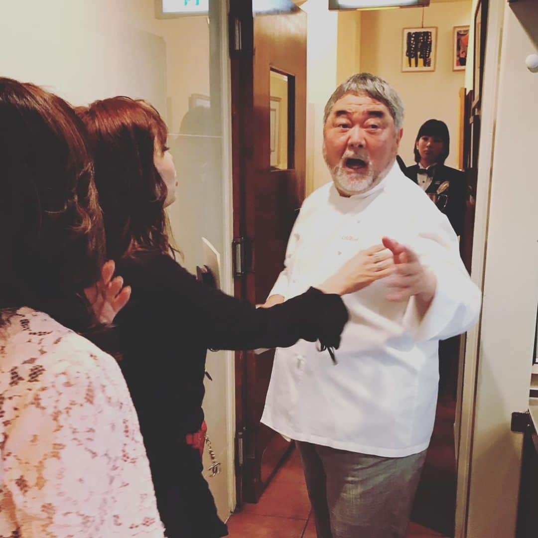 モモコさんのインスタグラム写真 - (モモコInstagram)「大好きな仲良し三國シェフ❤️ ・ 一緒にフレンチもよく食べに行きますが、プライベートでよく旦那のちゃんこ屋さんに来てくれるんです！ こないだもあたしが友達とちゃんこ本場所に行ったら、お友達と食べに来てくれてはりました！  あたしも京都は、何回か行ってたけど四ツ谷も行かねばと、ランチ行きました！平日昼間も満席でビックリ‼️ さすが東京！お味も最高❣️ むちゃこ美味しかったぁ💕 ご馳走さまでしたー。 ・ ～オテル･ドゥ･ミクニ～ 東京都新宿区若葉1-18  #ハイヒールモモコ #👠 #👠🍑 #CHANEL #シャネラー #グルメ #三國シェフ #フレンチ #四谷 #オテルドゥミクニ #ちゃんこ本場所」7月6日 15時23分 - highheel_momoko