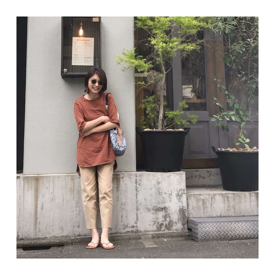 上村若菜のインスタグラム：「昨日の打合せ&展示会まわりSTYLE。 . 先日のTシャツの着まわし。 きれいめリネンパンツに合わせて。 . #wakameswardrobe #珍しくお仕事スタイル #なぜなら @yucarikawaguchi さんが撮ってくれたから😝 #ブラウンコーデ Tシャツ…#aton リネンパンツ…#plage バッグ…#manipuri  サンダル…#tkees」