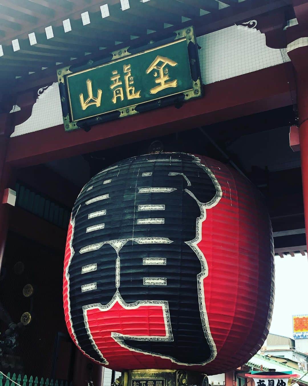 阿部洋子さんのインスタグラム写真 - (阿部洋子Instagram)「⚡️ 劇場までの道のりも迷ったけど、 帰りも迷って、 徒歩10分のハズが20分くらいぐるぐる。 気づけば雷門の前に。 浅草、広すぎです… #雷門 #浅草」7月6日 15時34分 - hirocoring
