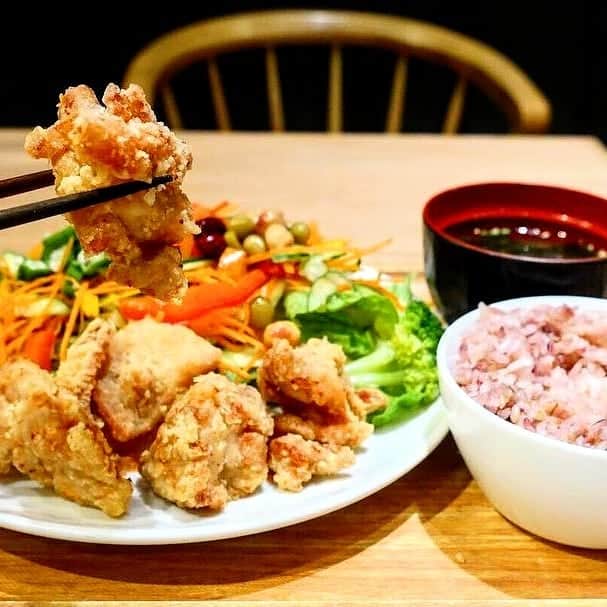 Japan Food Townさんのインスタグラム写真 - (Japan Food TownInstagram)「It will be good to spend a time with your lovely family and kids during weekend!﻿ We believe many of you will visit and have a joyful weekend around Orchard on this weekend.﻿ ﻿ Signature Fried Chicken at "Rang Mang Shokudo" in Japan Food Town will be a good choice as family lunch or dinner!﻿ Kids will love juicy, crispy, tasty fried chicken and parents can select healthy 16mix grain rice or normal rice for your kids.﻿ ﻿ You will find favourite taste from 18 kinds of original flavour so each family member can enjoy preferred flavour as the BEST fried chicken!!﻿ ﻿ Let's visit "Rang Mang Shokudo" in Japan Food Town and make your family weekend more joyful!!﻿ ﻿ Japan Food Town is located at 435 Orchard Road, Wisma Atria Unit 04-39/54.﻿ Rang Mang Shokudo is located at Wisma Atria #04-39/54 in Japan Food Town.﻿ ﻿ 週末は大好きなご家族やお子さんと一緒に素敵なファミリーウィークエンドを過ごされる方々も多いと思います！﻿ この週末はご家族みんなでショッピングにオーチャードにお出かけになられる方々も多いのではないでしょうか？﻿ ﻿ お子さん連れのご家族での週末ランチやディナーにはJapan Food Town内の「らんまん食堂」自慢の唐揚げはいかがですか？﻿ お子さんも大好きな唐揚げ！揚げたてでジューシーで美味しい唐揚げはご家族みんなでお楽しみ頂けますよ！﻿ お子さんの健康も考えて一六穀米もご用意しておりますので白米か一六穀米をお好みでお選び下さい。﻿ ﻿ 加えて「らんまん食堂」オリジナルの18種類のフレイバーからお好みの味をチョイス頂けますのでご家族みなさんで違ったフレイバーを楽しむのも素敵ですね！﻿ ﻿ さあ、この週末はJapan Food Town内の「らんまん食堂」の美味しい唐揚げでファミリーウィークエンドをもっと楽しみましょう！﻿ ﻿ Japan Food Townは435 Orchard Road, Wisma Atria Unit 04-39/54にあります。﻿ らんまん食堂はJapan Food Town内、Wisma Atria #04-39/54にあります。﻿ ﻿ #rangmangshokudo #japanfoodtown #japanesfood #eatoutsg #sgeat #foodloversg #sgfoodporn #sgfoodsteps #instafoodsg #japanesefoodsg #foodsg #orchard #sgfood #foodstagram #singapore #wismaatria #ジャパンフードタウン #シンガポール #らんまん食堂#friedchicken #karaage #family #familyweekend #gss #greatsingaporesale #weekend #shopping﻿ ﻿ ﻿ ﻿ ﻿ ﻿ ﻿ ﻿ ﻿ ﻿ ﻿ ﻿ ﻿ ﻿ ﻿」7月6日 15時31分 - japanfoodtown