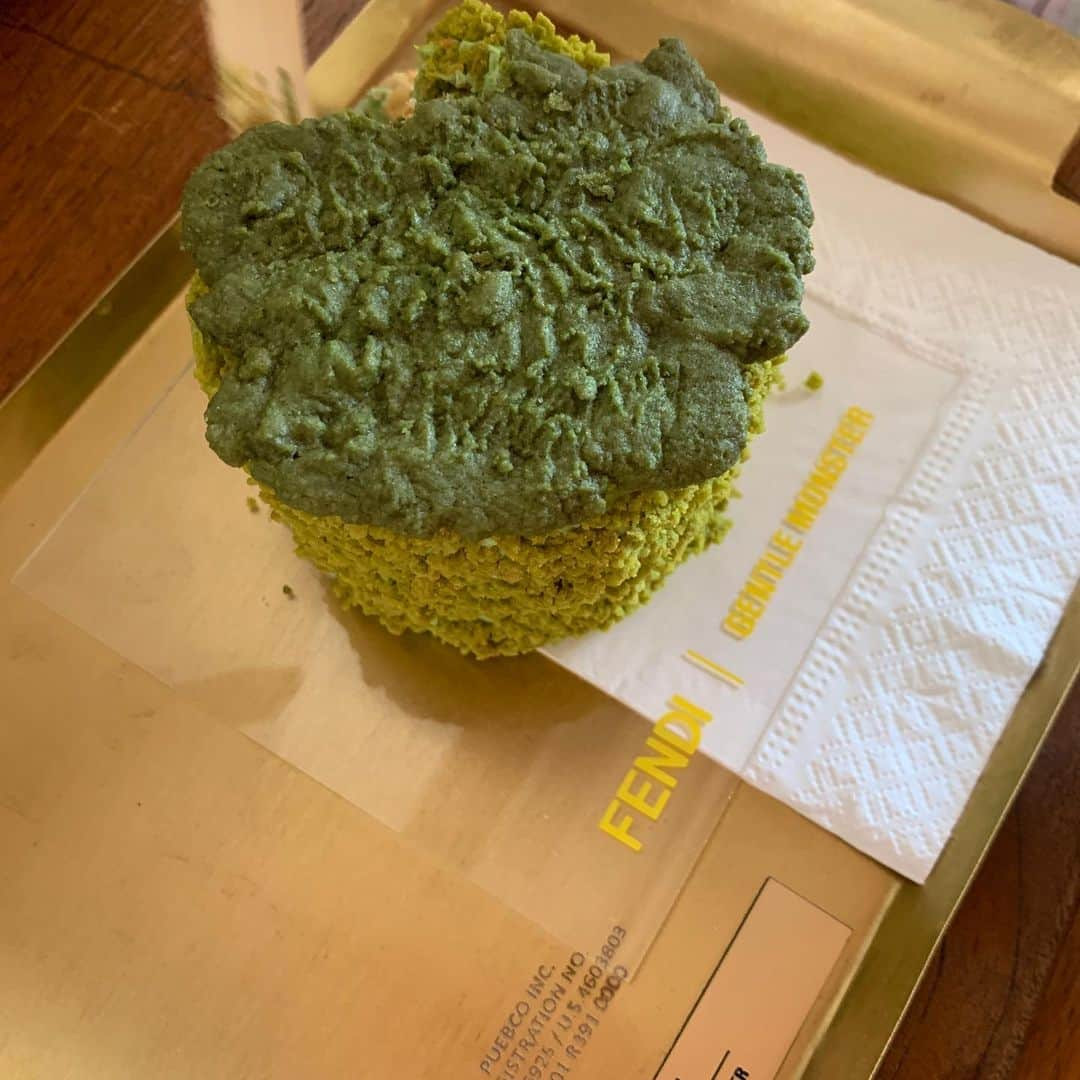 キム・ミニさんのインスタグラム写真 - (キム・ミニInstagram)「젠몬 펜디카페 첫 방문  건물 외관부터 실내인테리어는 물론 내사랑 디저트까지 다 예쁘고 😭 다들 너무너무 친절하고 짱 좋다 🧡 덥다고 테라스 나가지 말랬는데  휴양지느낌 낸다구 말 안듣고 나와서 자리잡기 😎#gentlefendicafe #gentlemonstercafe」7月6日 15時51分 - mimiwor