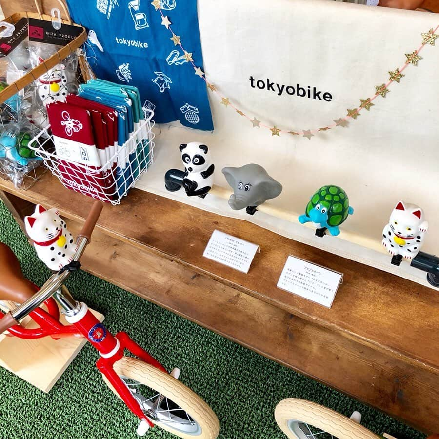 こども ビームスさんのインスタグラム写真 - (こども ビームスInstagram)「【＜tokyobike＞モアバリエーションイベント】 2日間限定で、2〜4歳向けに登場したキックバイク『tokyobike paddle』のモアバリエーションイベントを代官山「こども ビームス」にて開催中‼️＜こども ビームス＞との別注カラーに加え、普段展開していない豊富なカラーバリエーションを一挙にご覧いただけます。  早速、お友達が試乗に挑戦🚲💨 専門スタッフが、レクチャーしてくださいます。 開催期間中、バイクをご購入頂いた方に、パンダ🐼、ゾウ🐘、カメ🐢、招き猫😸の中からプカプカホーンを一つプレゼント🎁 是非、この機会をお見逃しなく❗️ 開催期間:2019年7月6日（土）、7月7日（日） ▶︎開催店舗:こども ビームス  #tokyobike #トーキョーバイク #tokyobikepaddle #トーキョーバイクパドル  #キックバイク #別注 #kidsbike #kodomobeams #beams #daikanyama #こどもビームス #ビームス #代官山 ※お問い合わせにつきましては、お電話にて承ります。」7月6日 15時59分 - kodomo_beams