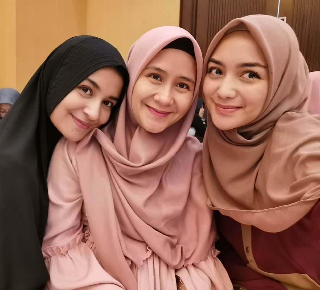 Shireen Sungkarさんのインスタグラム写真 - (Shireen SungkarInstagram)「With bumil  @ryana_dea yang nunggu lahirannnn dann si cantikkk @citraciki」7月6日 15時55分 - shireensungkar