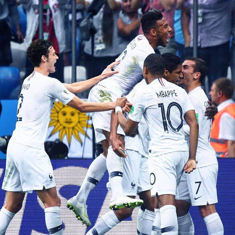 サッカー フランス代表チームさんのインスタグラム写真 - (サッカー フランス代表チームInstagram)「Il y a un an jour pour jour, la France battait l’Uruguay en quart de finale de la Coupe du Monde (2-0) ! ⭐️⭐️ #FiersdetreBleus ⚽️ @raphaelvarane ⚽️ @antogriezmann - A year ago to the day, our Bleus won over Uruguay in the World Cup quarter final (2-0) ! ⭐️⭐️」7月6日 15時56分 - equipedefrance