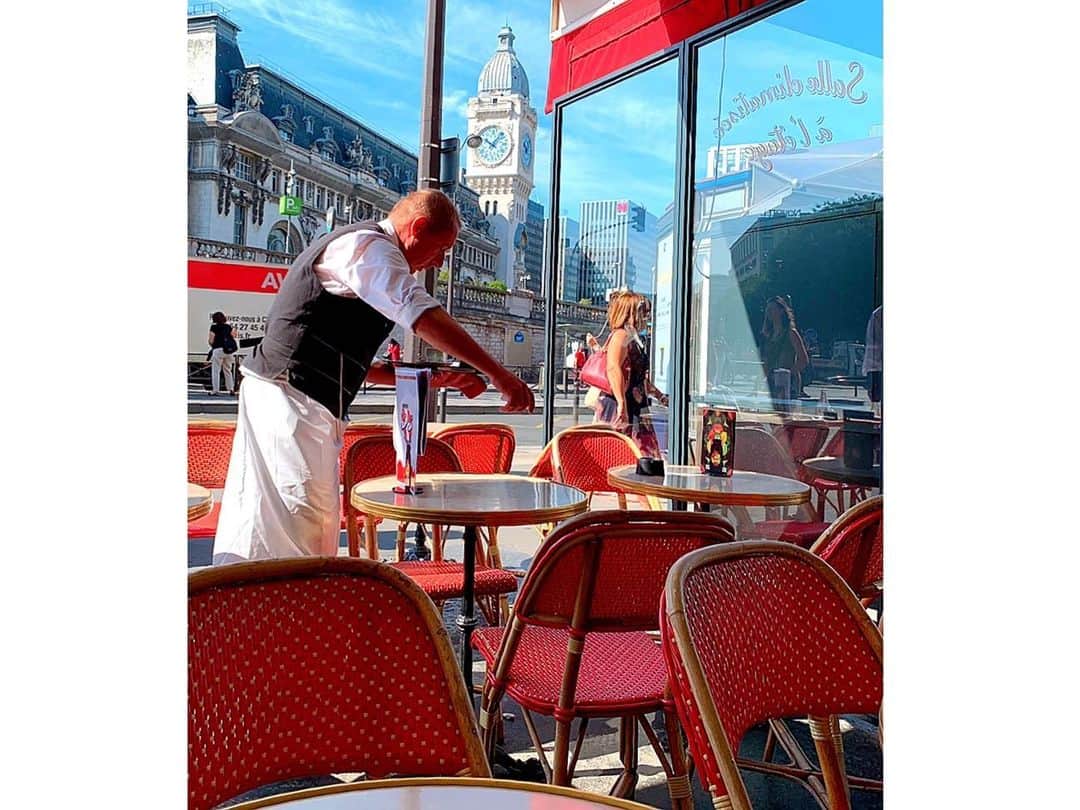百合華さんのインスタグラム写真 - (百合華Instagram)「CDG空港へ向かう前にリヨン駅前の『SALLE A L'ETAGE CLIMATISSE』でモーニングタイム🎶﻿ ﻿ 晴れてるのに清々しい気候の中でお洒落なカフェのテラス席に座り、パリの街並みを眺めながら軽めの朝食を食べて、朝からまったりとした時間を過ごす事が出来ました🥰﻿ ﻿ CDG空港行きのバスは目の前のバス停から出発するので乗り遅れる心配もなくとっても安心💕﻿ ﻿ この時、呑気な百合譁は数時間後に我が身に降りかかる悲劇をまだ知る由もないのでありましたww😱﻿ ﻿ #フランス ﻿ #france ﻿ #パリ ﻿ #paris ﻿ #カフェ ﻿ #テラス席 ﻿ #朝食﻿ #女子旅 ﻿ #トラベラー ﻿」7月6日 15時58分 - yurika.lovelily