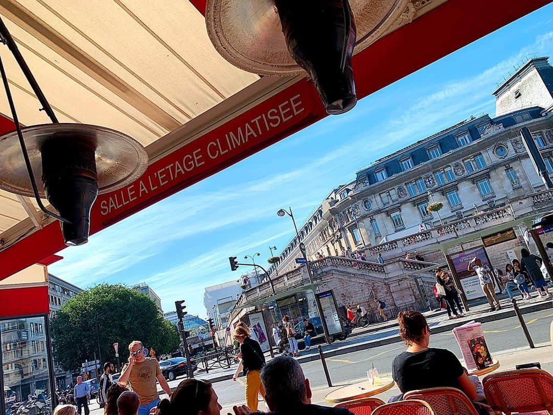 百合華さんのインスタグラム写真 - (百合華Instagram)「CDG空港へ向かう前にリヨン駅前の『SALLE A L'ETAGE CLIMATISSE』でモーニングタイム🎶﻿ ﻿ 晴れてるのに清々しい気候の中でお洒落なカフェのテラス席に座り、パリの街並みを眺めながら軽めの朝食を食べて、朝からまったりとした時間を過ごす事が出来ました🥰﻿ ﻿ CDG空港行きのバスは目の前のバス停から出発するので乗り遅れる心配もなくとっても安心💕﻿ ﻿ この時、呑気な百合譁は数時間後に我が身に降りかかる悲劇をまだ知る由もないのでありましたww😱﻿ ﻿ #フランス ﻿ #france ﻿ #パリ ﻿ #paris ﻿ #カフェ ﻿ #テラス席 ﻿ #朝食﻿ #女子旅 ﻿ #トラベラー ﻿」7月6日 15時58分 - yurika.lovelily