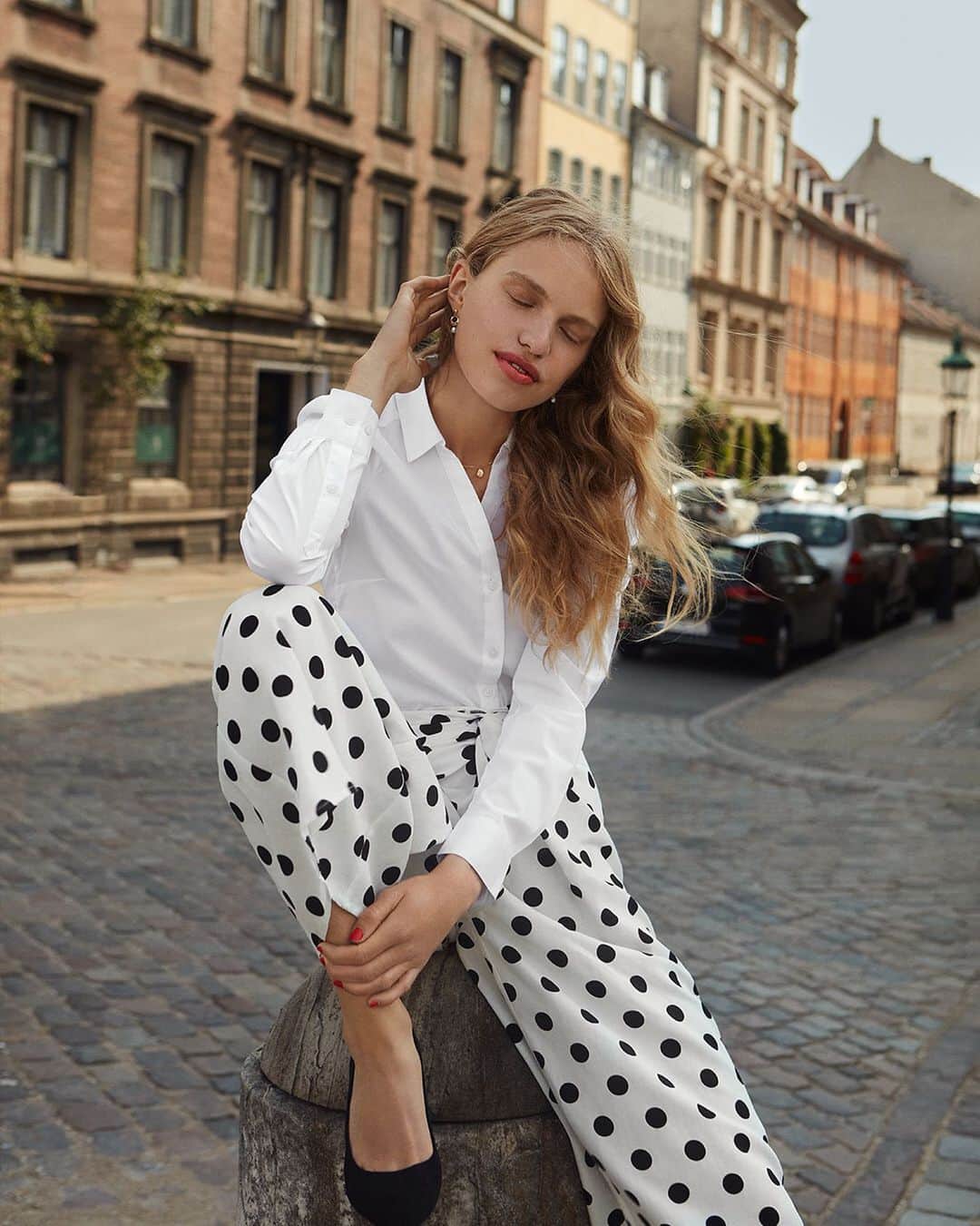 H&Mさんのインスタグラム写真 - (H&MInstagram)「CONNECT THE DOTS | Looking for a standout office look? Partner your staples — black heels, white shirt — with spotted trousers! #HMMagazine  Dotted trousers: 0794065001」7月6日 16時01分 - hm