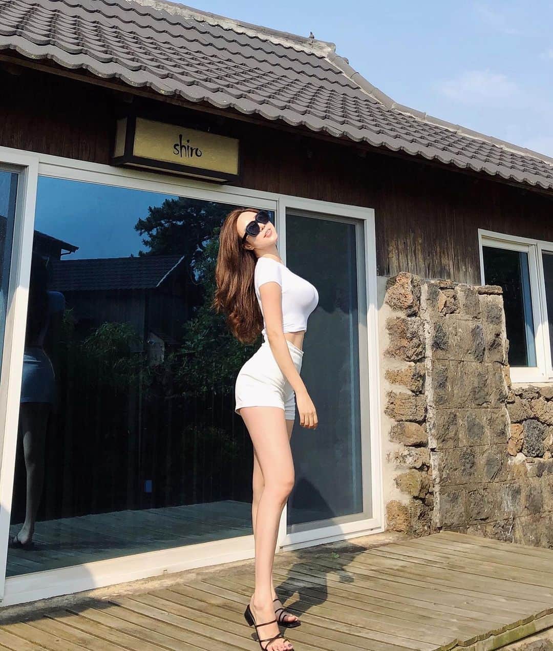 Choi Somiさんのインスタグラム写真 - (Choi SomiInstagram)「⠀⠀⠀⠀⠀ #글랜더 #glander  원피스만큼 사랑하는 룩 편하고 딱 찰떡🖤 ⠀⠀⠀⠀⠀ #제주펜션 #더프라이빗시로」7月6日 16時01分 - cxxsomi
