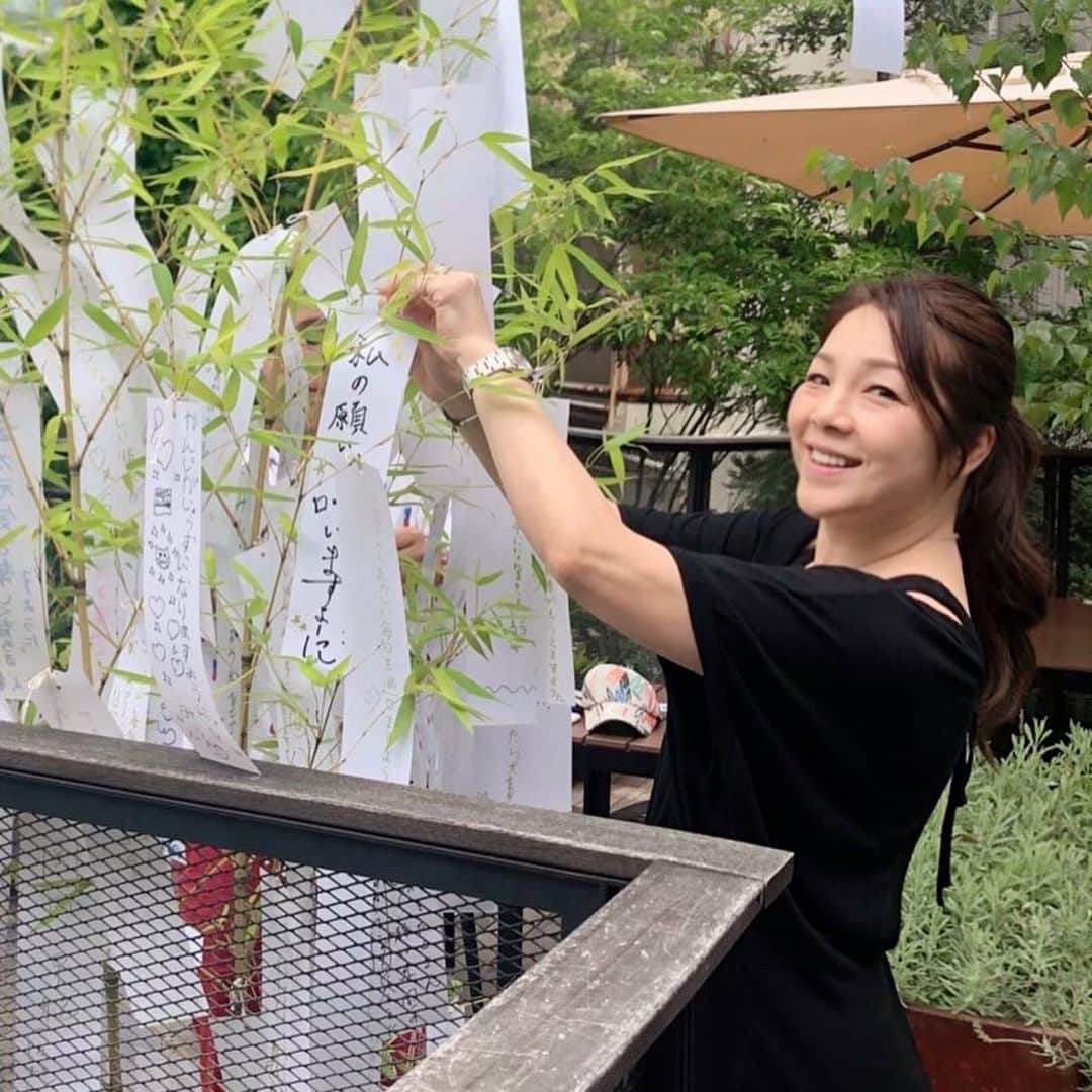 井上貴子のインスタグラム：「明日は七夕。  もう 7月なのかーー。  ってダジャレ（笑）  ここんとこ アタシの自律神経を うまくコントロール出来ず  暑くなったり寒くなったり  更年期かなぁとネガティブで居たんだけど…  耳鼻咽喉科の先生に 診てもらったら…  更年期の感じではないんだよねーって言ってくれて。 体調悪いのに気分だけ良いの（笑）  昨夜は熱もあり 耳鼻咽喉科の先生は 扁桃腺腫れてるから お薬出しますーーって。  そしてアタシよりアタシの身体を理解してくれてる整体の先生に 寝不足なのに寝れなくて辛い話をすると…  いつもの通り荒治療で（笑） すっかり治してくれた^ ^  深い眠りにつけたから。  今夜は 京子選手のお店「あかゆ」で 楽しいやつやっちゃうぞーっ！  武蔵小山に集合だぁ！  Happyで^ ^  #井上貴子  #LLPWX #女子プロレス #紅緒と柊音 #トイプードル #井上京子 #あかゆ #七夕」