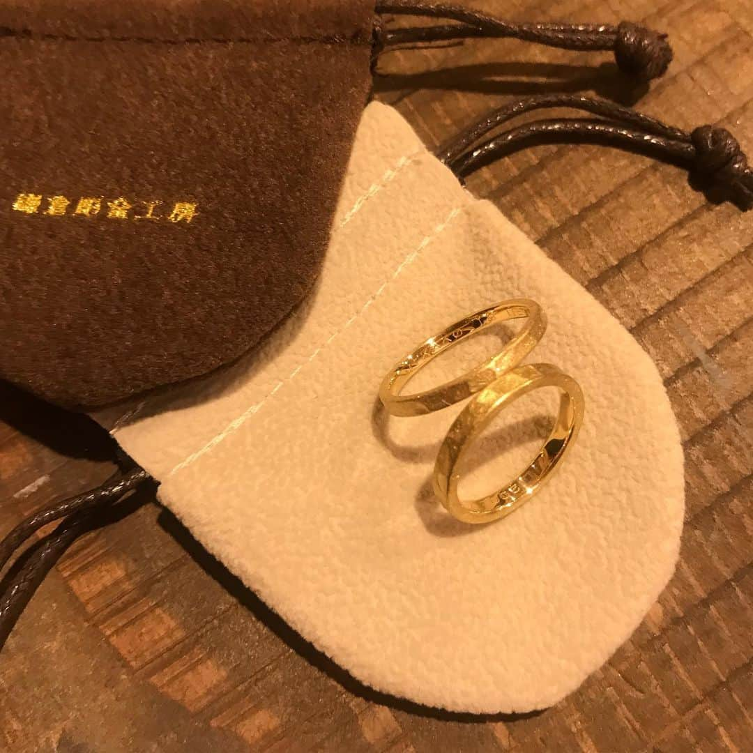 知念美加子さんのインスタグラム写真 - (知念美加子Instagram)「リング💍❤️ ・ ・ ・ 最後、内側に好きな文字をいれて完成♫ ・ ・ 色々選べるのだけど、2人の好みを詰め込んで、 ・ ・ ✴︎18K イエローゴールド ✴︎マット加工 ✴︎つちめ デザイン （ボコボコしたやつ）をお揃いにして、 ・ ・ 厚み、太さやサイズ感はそれぞれでって感じにしました♫」7月6日 16時04分 - chinenmikako