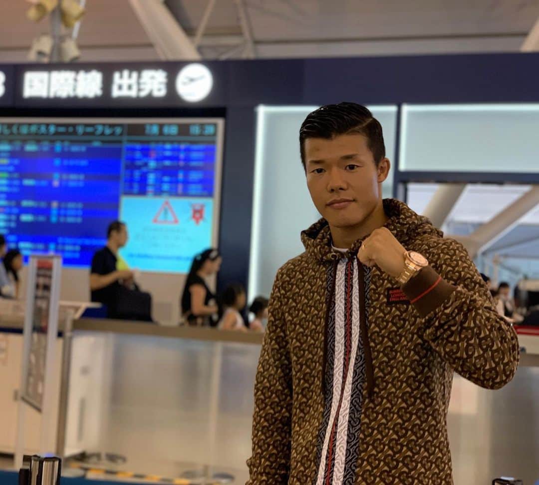 のインスタグラム：「これから試合の地のLAに出発する。やっとこの時が来た！ いよいよ試合まで1週間。 めちゃ楽しみ^_^ 最高の試合をするんで、皆さん日本からDAZNで応援よろしく！！ 楽しみにしててな💪  Camino a LA 🇺🇸 #亀田和毅 #tomokikameda #champion #daznjapan @dazn_jpn @dazn_usa @goldenboy @wbcboxing」