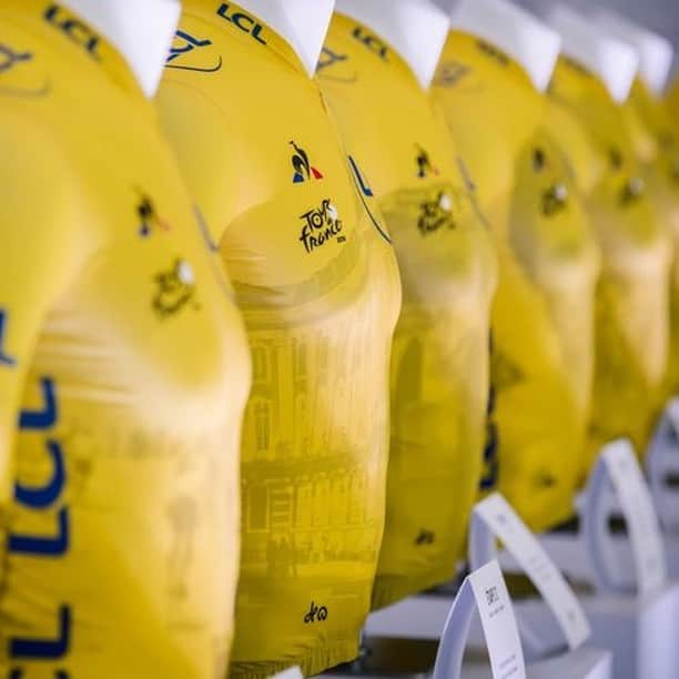 のインスタグラム：「🚴 Aujourd'hui aura lieu à Bruxelles le Grand Départ du #TDF2019 !  Cette édition est spéciale car elle marque le 100e anniversaire du Maillot Jaune. À cette occasion, #lecoqsportif a créé 20 maillots exceptionnels dans ses ateliers à Romilly : un différent pour chaque étape, présentant un visuel unique et adapté au parcours du jour.  @letourdefrance #LCSRide #Ride @lcl」