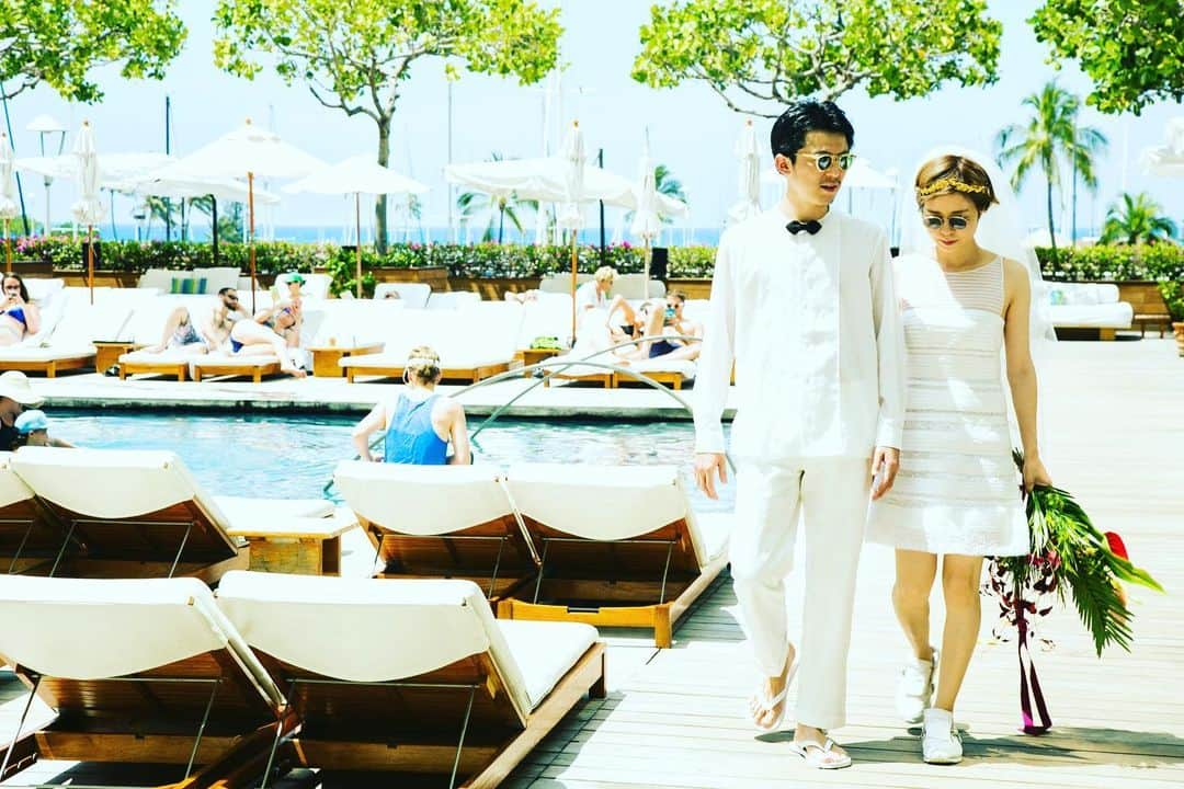 oversea_weddingさんのインスタグラム写真 - (oversea_weddingInstagram)「ハワイウェディングに自由を。 ・ pool side ・ お二人専用の移動式ブライズルーム「LOVE TRUCK」があれば、どこででもウェディングができちゃう 「モバイルウェディング」スタイル！ オアフ島全土がお二人のWEDDING VENUEに。 ONLY ONEのハワイウエディングを実現します。 ・ #ハワイウェディング #前撮り #ウェディングフォト #後撮り #サンセット #ウェディングドレス #hawaiiwedding #花嫁ヘア #フォトウェディング #卒花 #プレ花嫁 #卒花嫁 #日本中のプレ花嫁さんと繋がりたい #邸宅ウェディング #ハワイ結婚式 #宮古島旅行 #ハワイ旅行 #ビーチフォト #overseawedding #halekulani #海外ウェディング #ハワイフォトツアー #ウェディングブーケ #ハワイヘアメイク #ワイキキビーチ #お色直し #入籍 #宮古ブルー #沖縄挙式 #modernhonolulu」7月6日 16時20分 - oversea_wedding