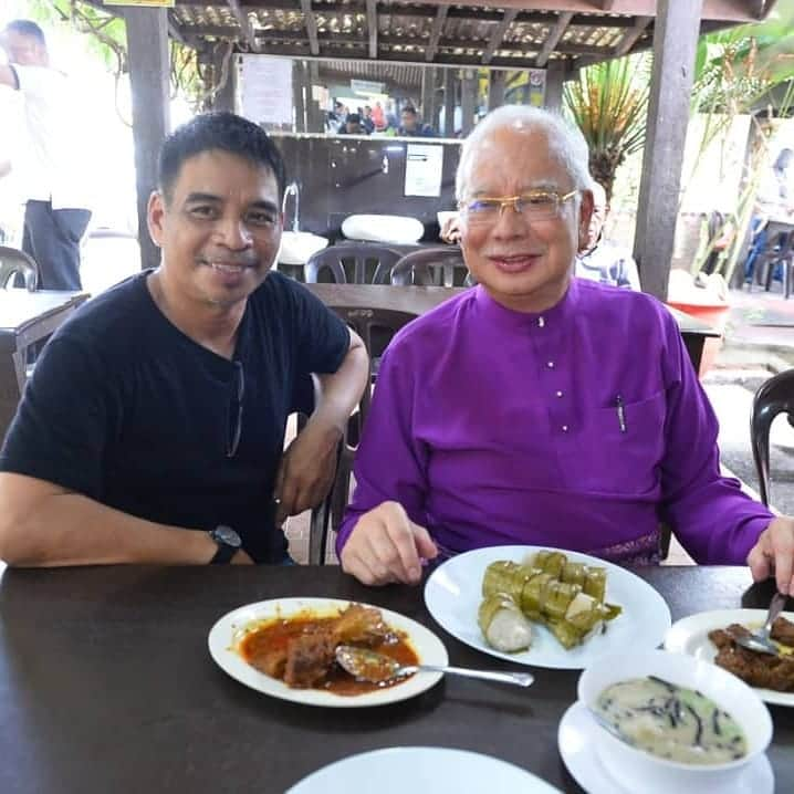 ナジブ・ラザクさんのインスタグラム写真 - (ナジブ・ラザクInstagram)「Lemang ni tak semestinya time Raya je kita makan.  Boleh singgah kat Lemang Tok Ki ni kalau idamkan.  Sedap weh. Biasanya makan dengan rendang.  Tapi tak pernah ada la pulak lemang kunyit ke apa ke 😎」7月6日 16時21分 - najib_razak